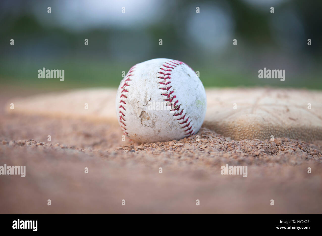 El enfoque selectivo bajo Vista angular de un sucio y base de béisbol en el infield Foto de stock