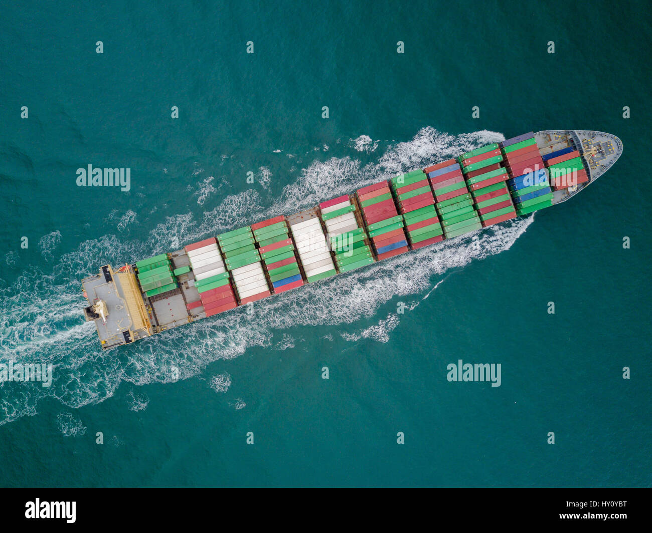 Imagen aérea tomada directamente encima de un buque portacontenedores entrar en Hong Kong, Lamma canal. Foto de stock