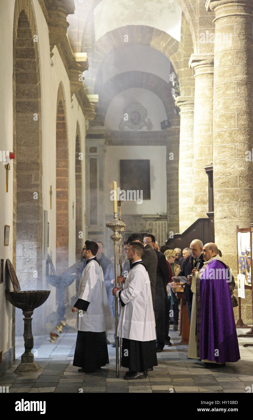 La celebración religiosa en la Parroquia de Santa Cruz en Cádiz España. Foto de stock