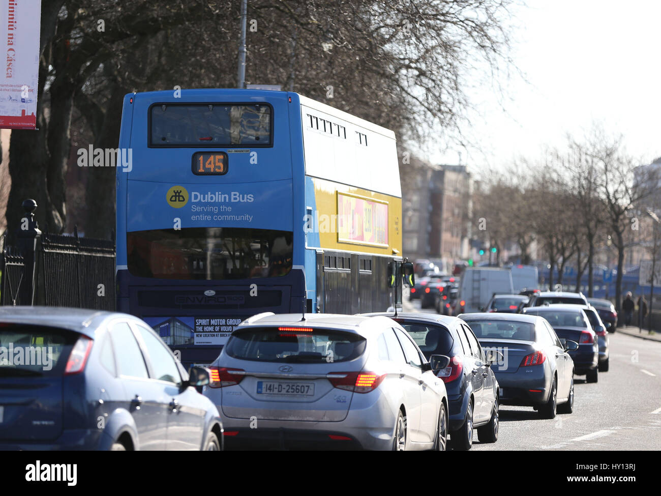 Un servicio de autobuses de Dublín en el tráfico pesado en Dublín, como viajeros ante la interrupción de viaje a lo largo de Irlanda tras el Bus Eireann huelga se extendió a otros servicios de transporte. Foto de stock