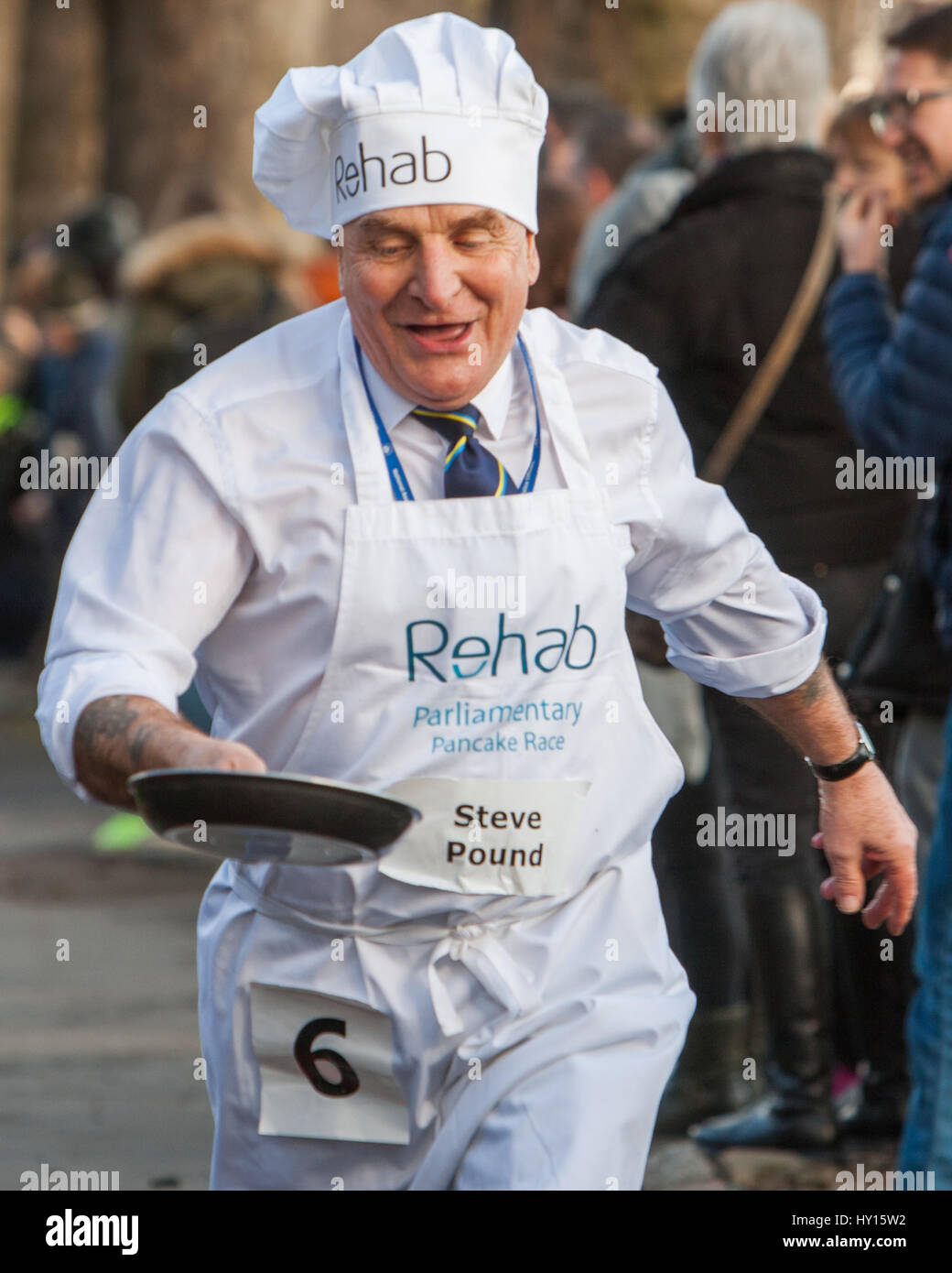 Pancake carrera parlamentaria en ayuda de caridad Rehab, Victoria Park Featuring: Steve Pound MP donde: Londres, Reino Unido cuando: 28 Feb 2017 Foto de stock