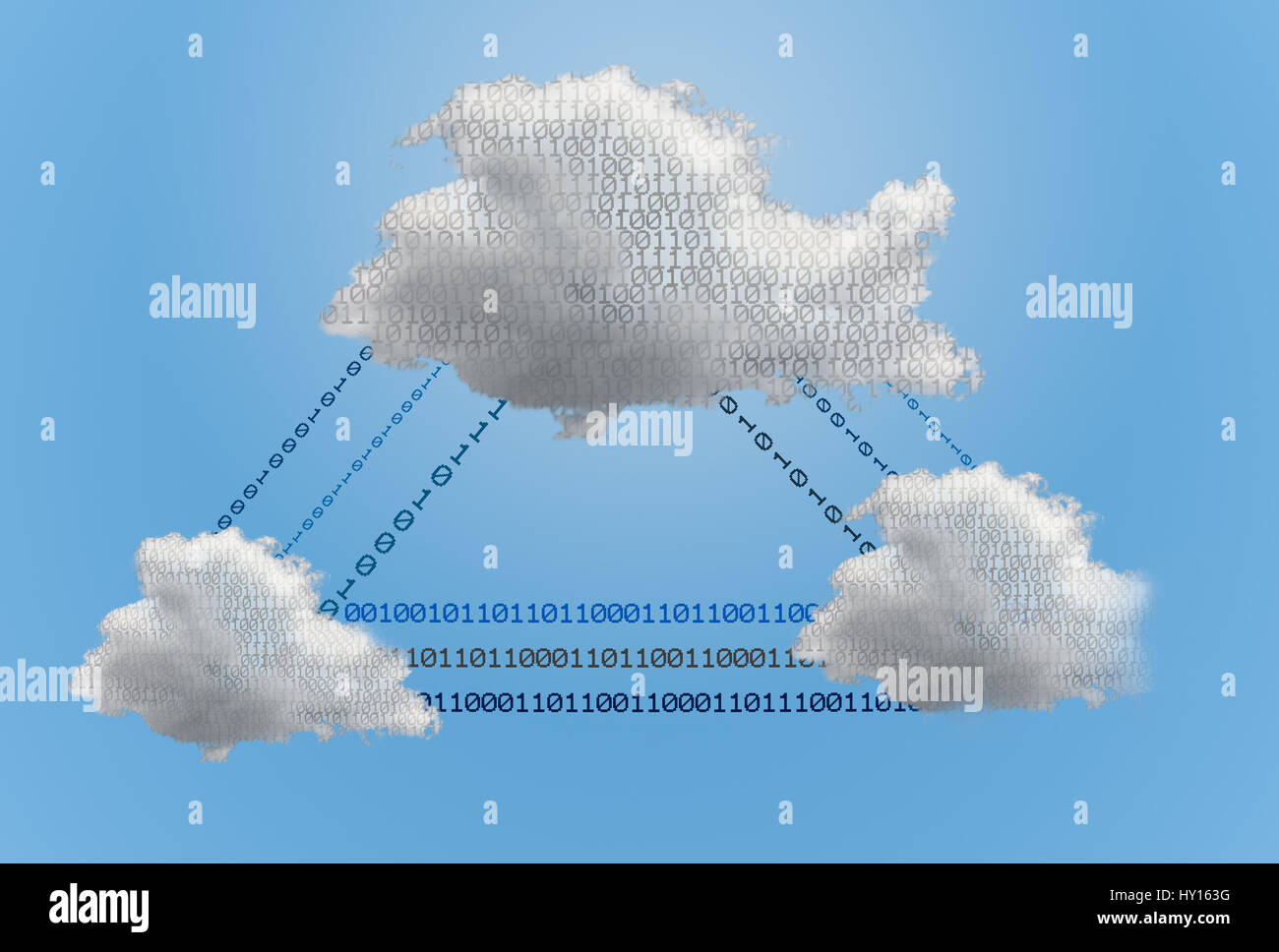 Concepto técnico - red cloud computing y aplicaciones en línea mostrando una nube digital interconectados por flujos de datos de red Foto de stock