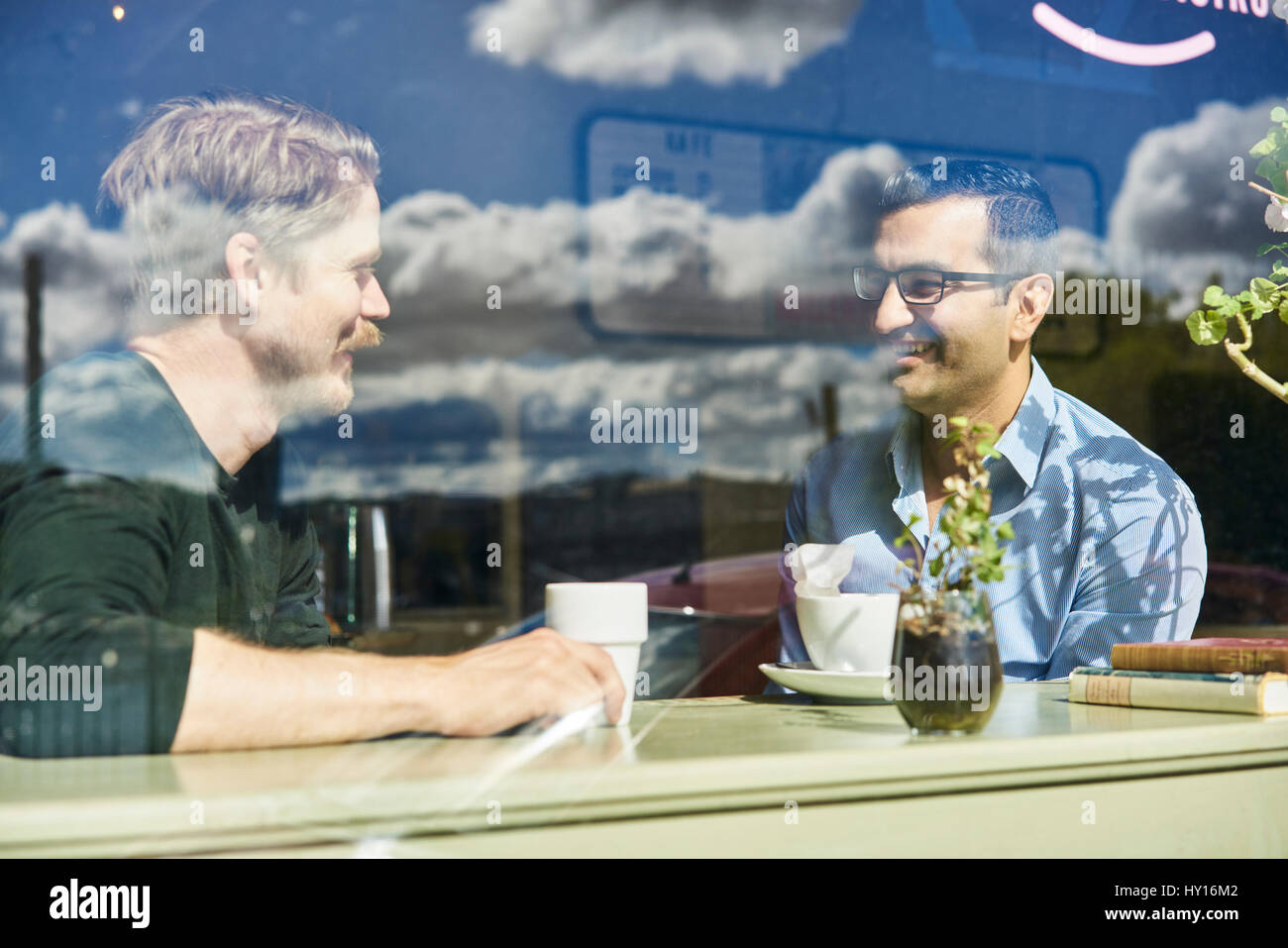 Suecia, Retrato de dos hombres adultos en medio cafe Foto de stock
