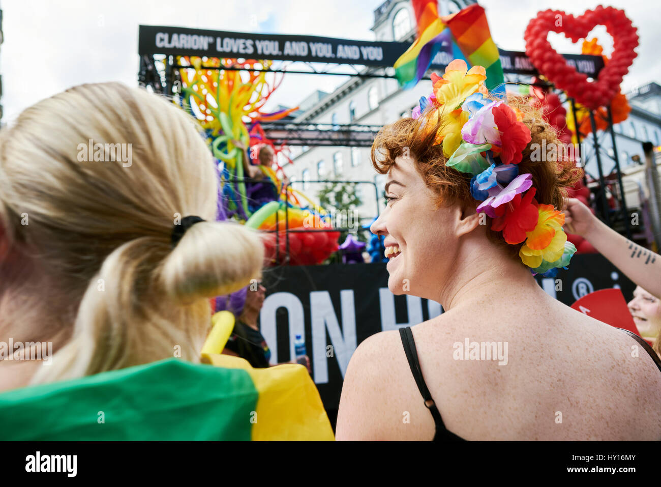 Uppland Suecia, Estocolmo, Vasagatan, bella pelirroja mujer sonriente en el gay pride parade Foto de stock