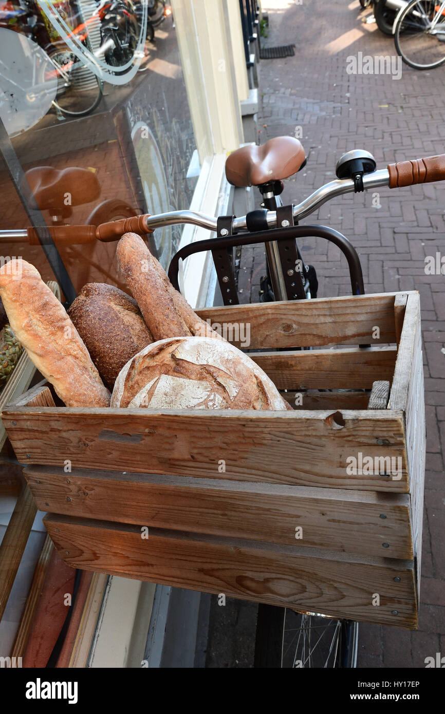 Pan en la caja de envío en bicicleta Foto de stock