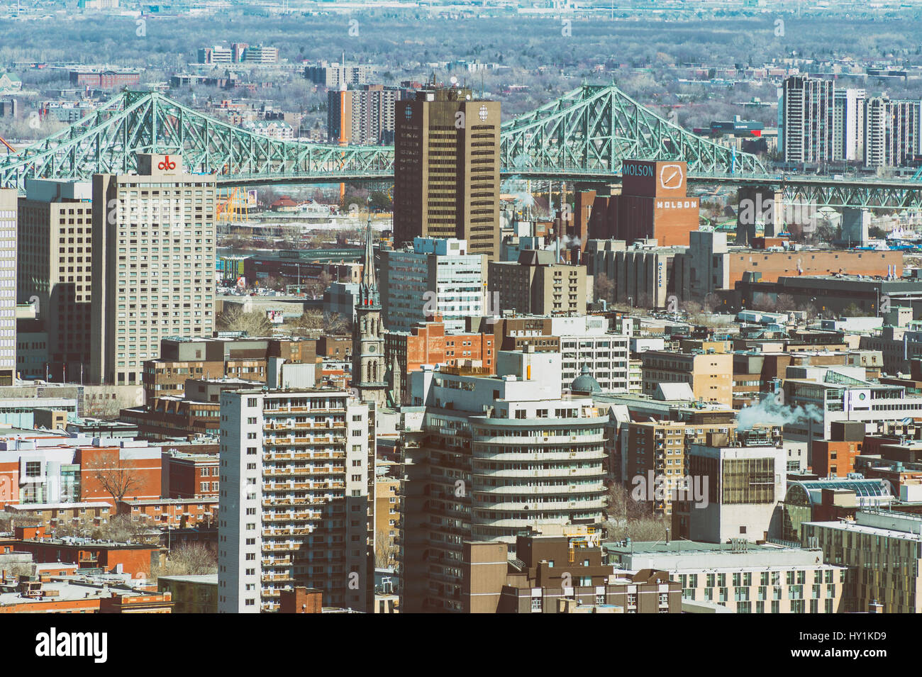 Montreal, CA - 30 de marzo de 2017: Ville-Marie barrio y Jacques Cartier Bridge Foto de stock