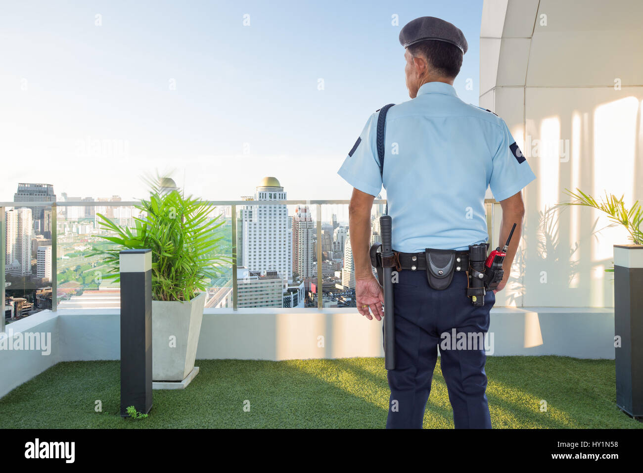 Guardia de seguridad del condominio viendo la vigilancia Fotografía de  stock - Alamy