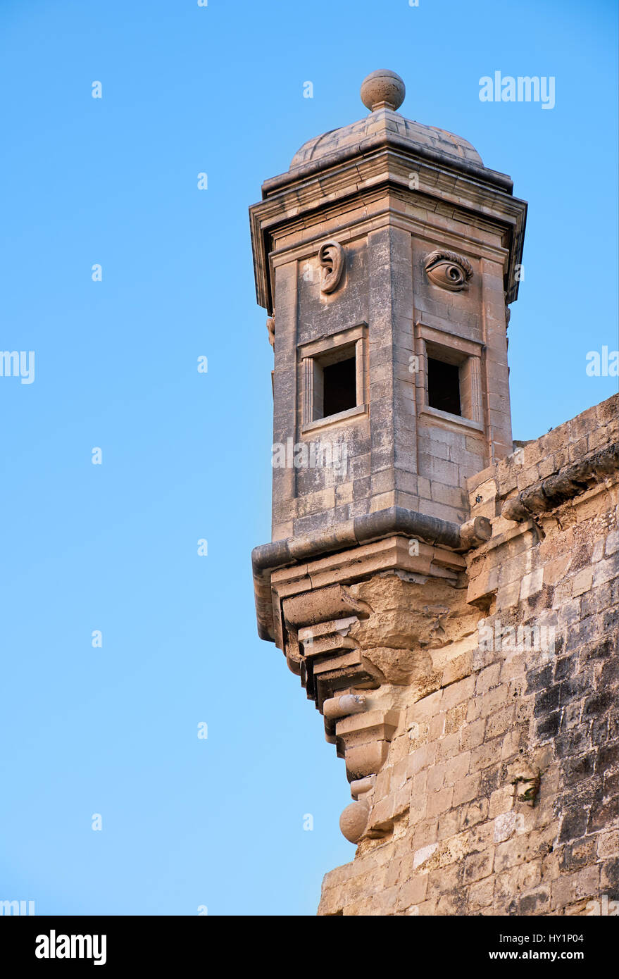La torre de guardia Gardjola en el extremo de la península de Senglea bastión con símbolos esculpidos (ojos, orejas y nariz) que representa la tutela y respeto Foto de stock
