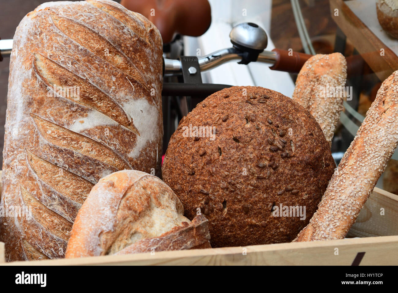 Caja de pan en bicicleta listos para la entrega Foto de stock