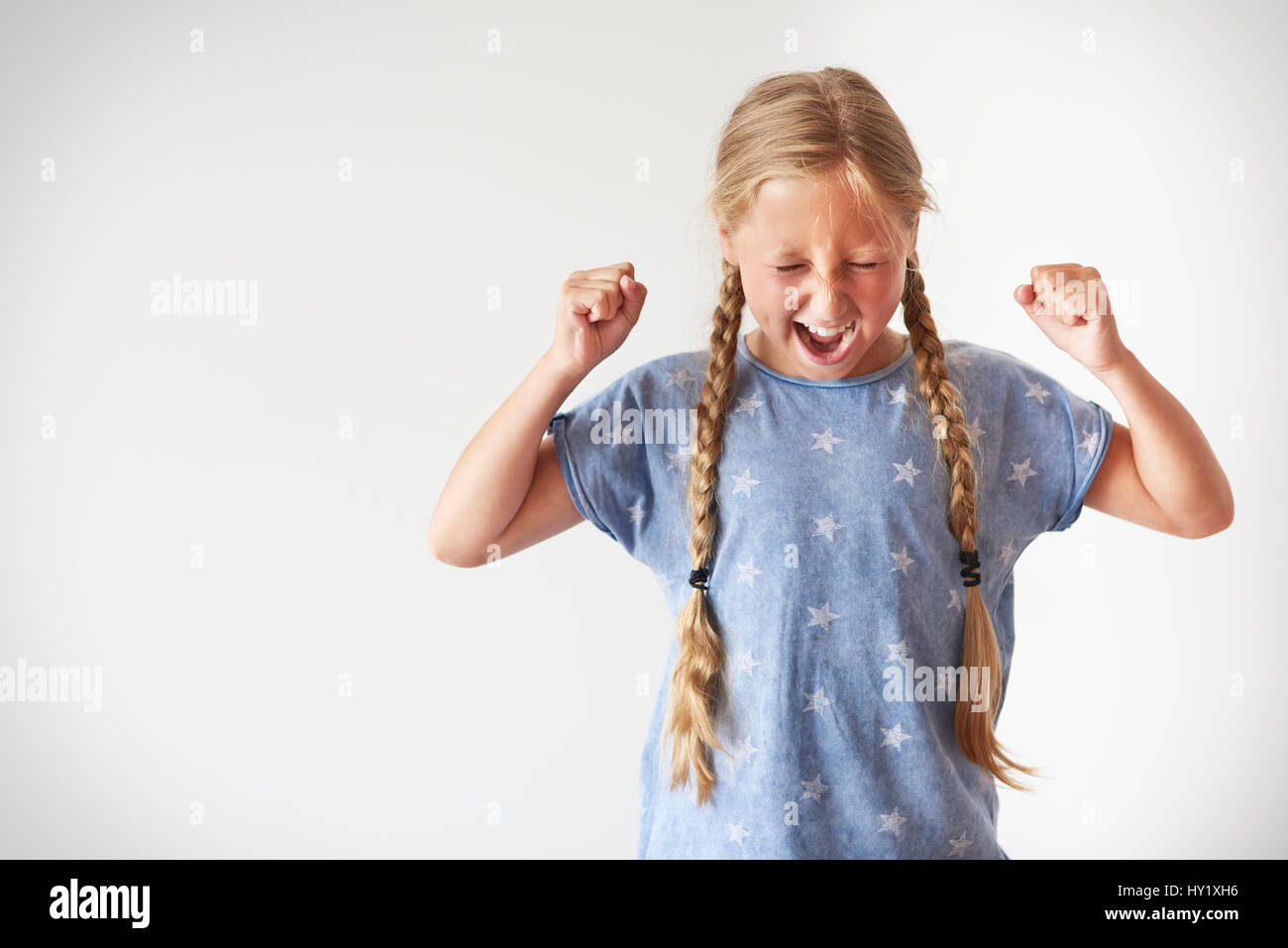 Niña furiosa gritando muy ruidoso. Foto de stock