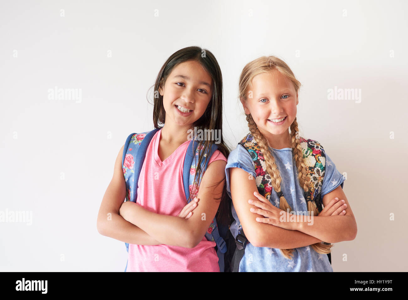 Retrato de dos muchachas bonitas con mochilas Foto de stock