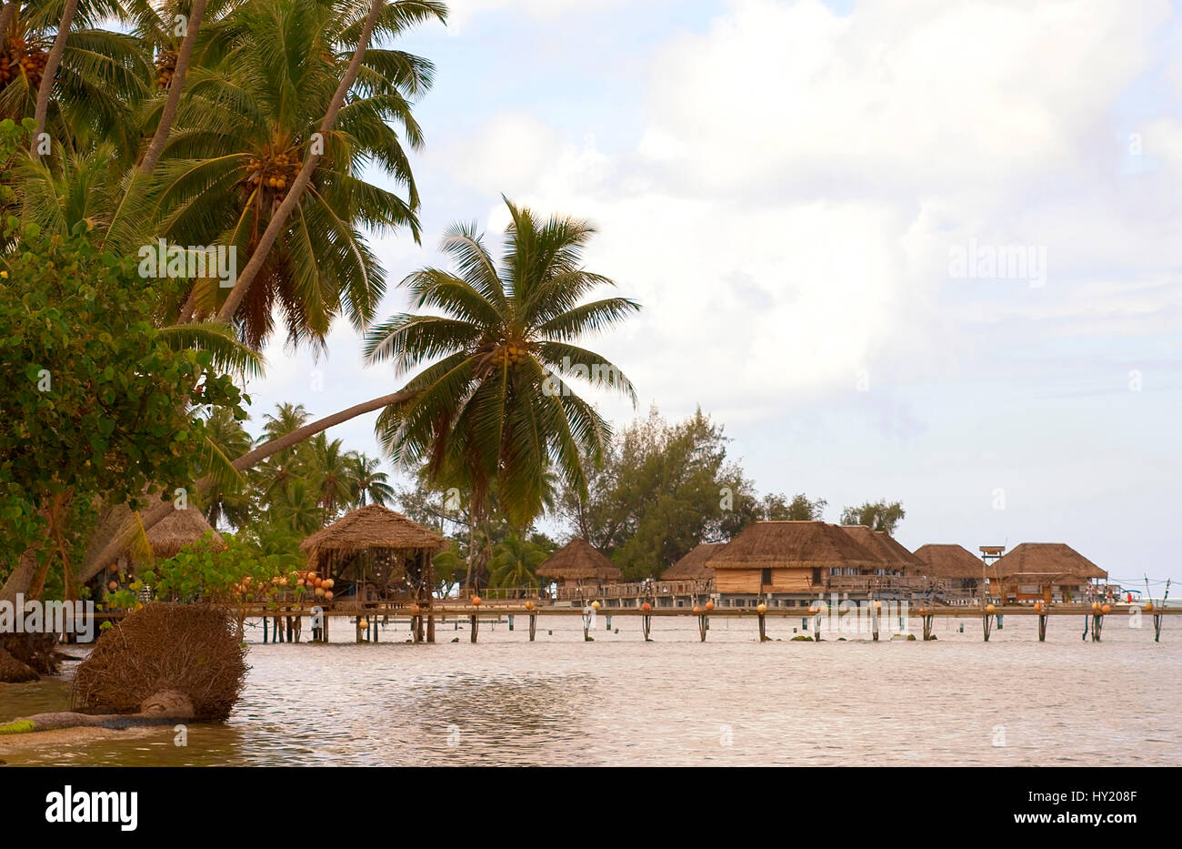 Hermoso resort de playa en la isla del Pacífico Sur laguna en Isla Bora Bora Foto de stock