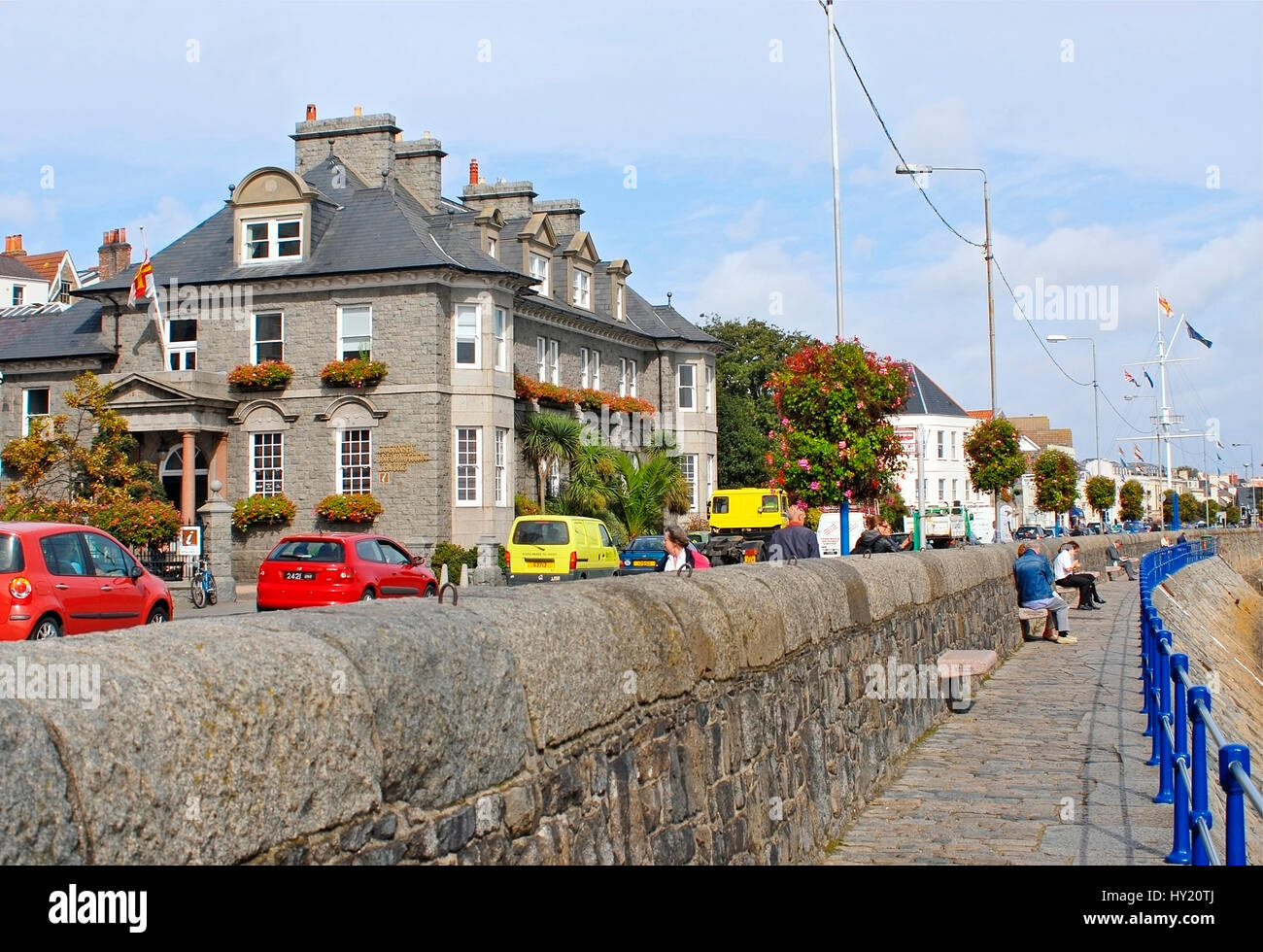 Romántica vista del puerto de San Pedro, la capital de Guernsey, una de las Islas del Canal de la Mancha. Foto de stock