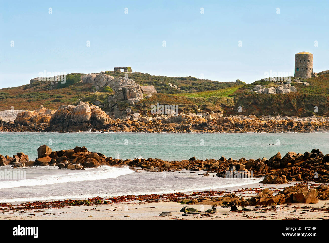 Imagen de paisaje pintoresco de la costa rocosa de Guernsey Foto de stock