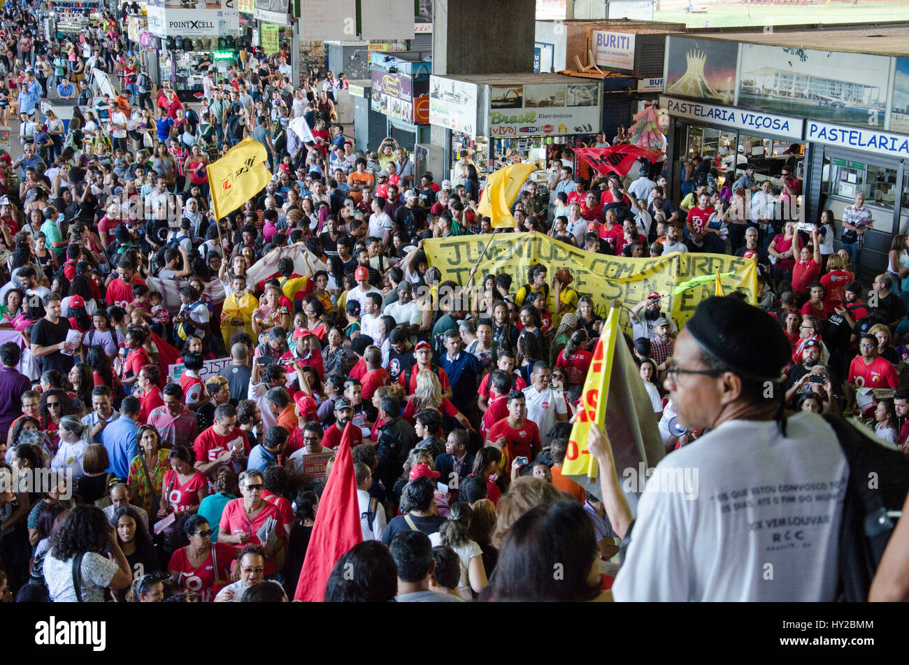 Brasilia, Brasil. El 31 de marzo, 2017. Los manifestantes se reunieron para el Día Nacional de Movilización contra la subcontratación y la reforma de las pensiones, el viernes (31), seguida en marzo por carretera plan piloto con banderas y pancartas y panfletos disutebuted llamando a una huelga general el 28/04 en Brasilia, DF. (Foto: Demétrius Abrahão/Fotoarena) crédito: Foto Arena LTDA/Alamy Live News Foto de stock