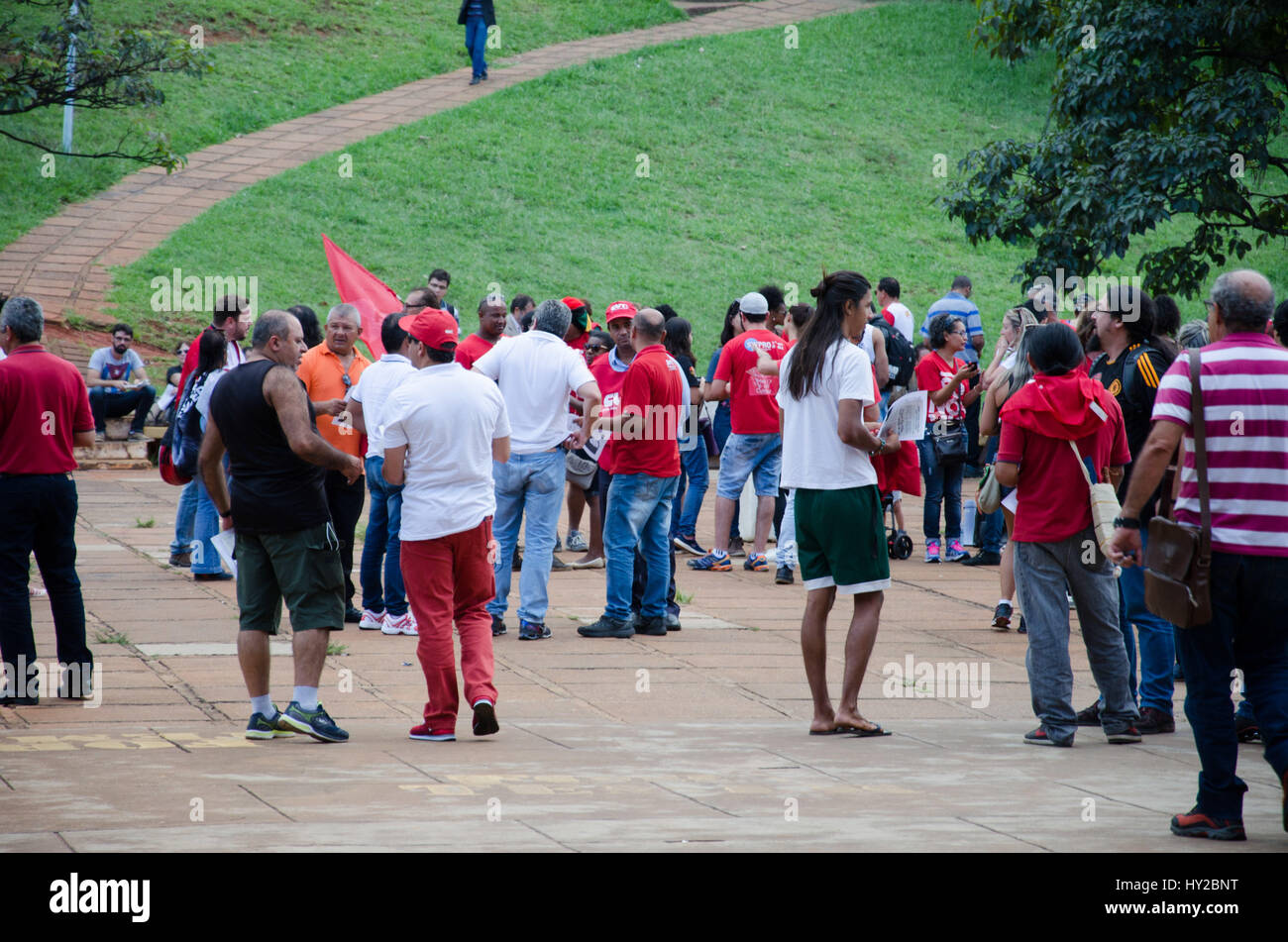 Brasilia, Brasil. El 31 de marzo, 2017. A poco más de 200 manifestantes se reunieron fuera de la Corte el viernes (31) para el Día Nacional de Movilización contra la subcontratación, la reforma de las pensiones y llamar a una huelga general para el día 28/04 en Brasilia, DF. (Foto: Demétrius Abrahão/Fotoarena) crédito: Foto Arena LTDA/Alamy Live News Foto de stock