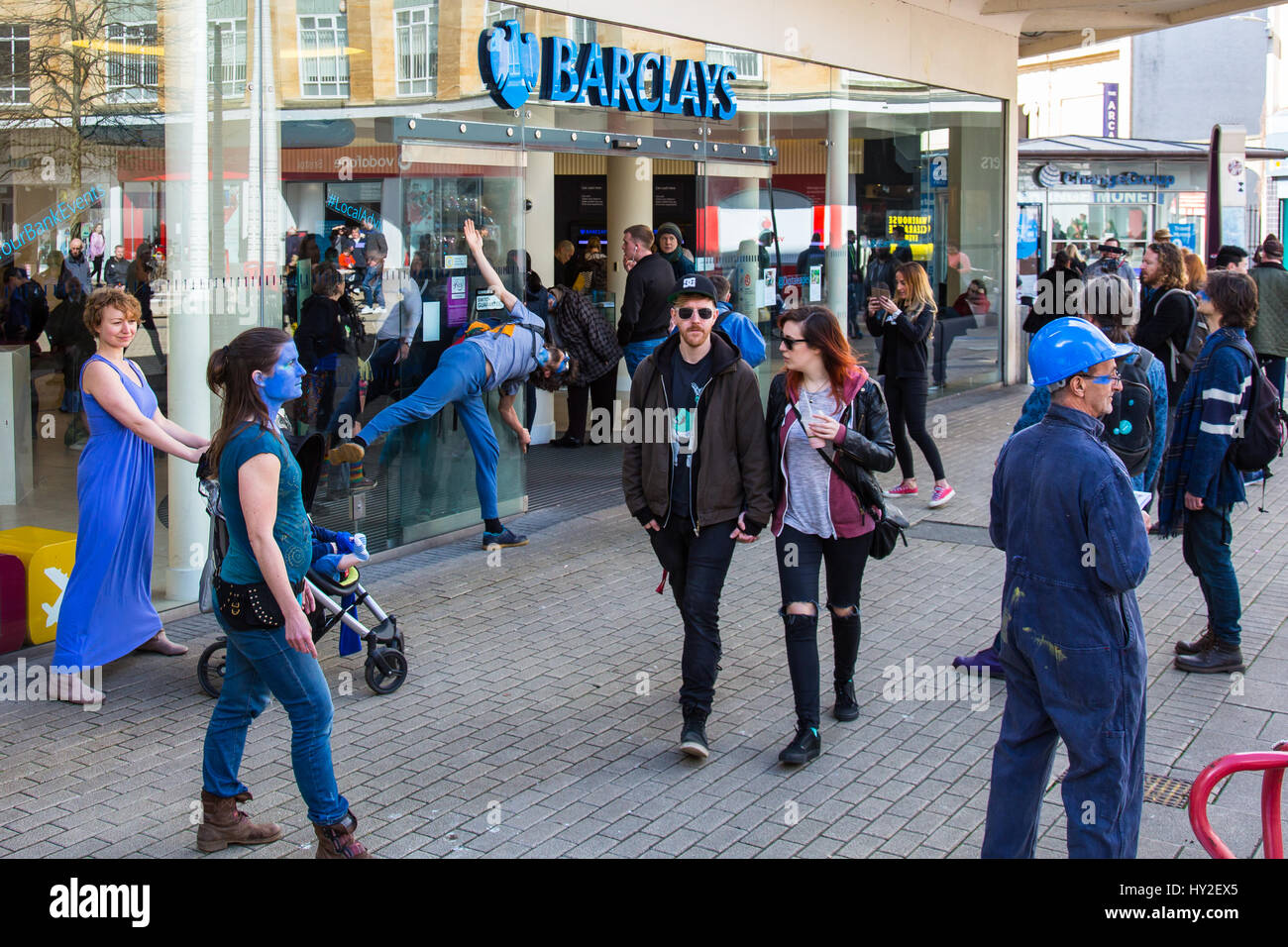 Bristol, Reino Unido. El 1 de abril, 2017. Un grupo llamado libre Frack  Bristol realizaron una "congelación" flash mob protesta por Barclay's Bank  en el centro de la ciudad de Bristol, como