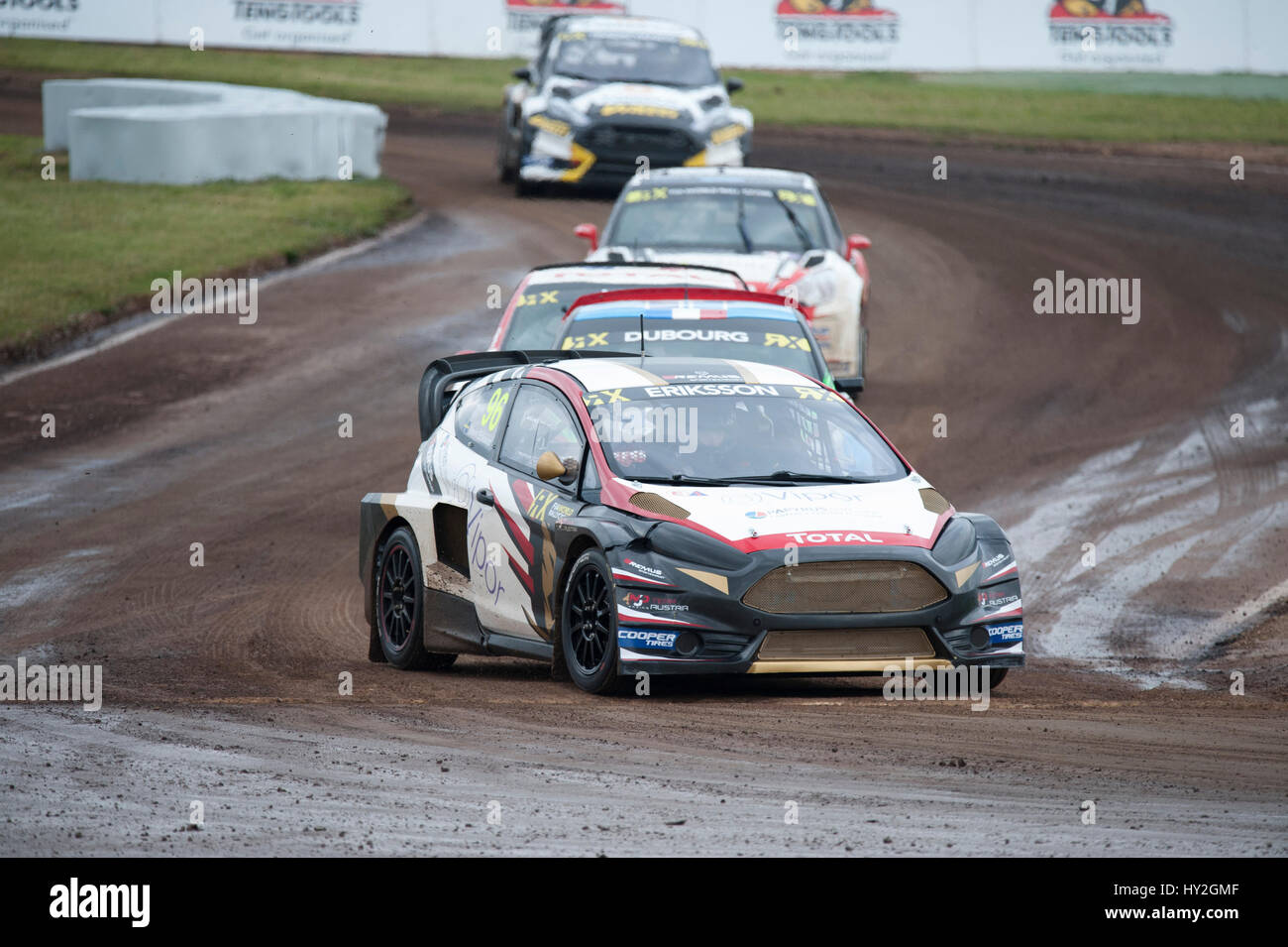 Barcelona, España. El 1 de abril, 2017. El Ford Fiesta ST World Rally Car impulsado por Kevin Eriksson y el Peugeot 208 Mundo RX coche conducido por Jean-Baptiste Dubourg, en acción durante la Ronda 1 - Rallycross de Barcelona en el Circuit de Catalunya. Crédito: Pablo Guillen/Alamy Live News Foto de stock