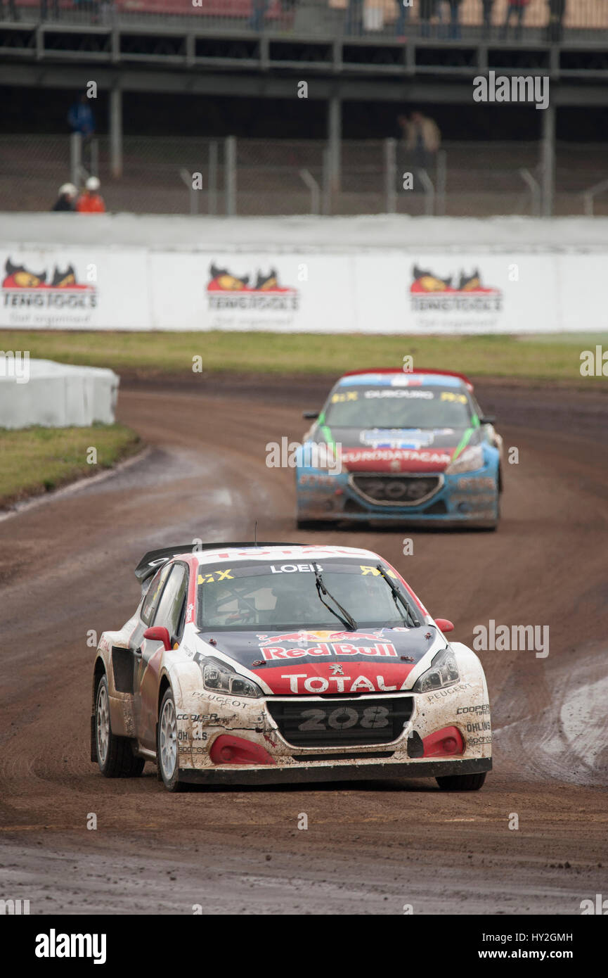 Barcelona, España. El 1 de abril, 2017. El Peugeot 208 Coche conducido por Sébastien Loeb y el Peugeot 208 Mundo RX coche conducido por Jean-Baptiste Dubourg, en acción durante la Ronda 1 - Rallycross de Barcelona en el Circuit de Catalunya. Crédito: Pablo Guillen/Alamy Live News Foto de stock