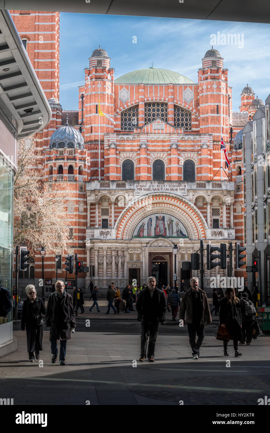 La fachada y la entrada principal de la catedral católica de Westminster, Londres, Inglaterra. Foto de stock