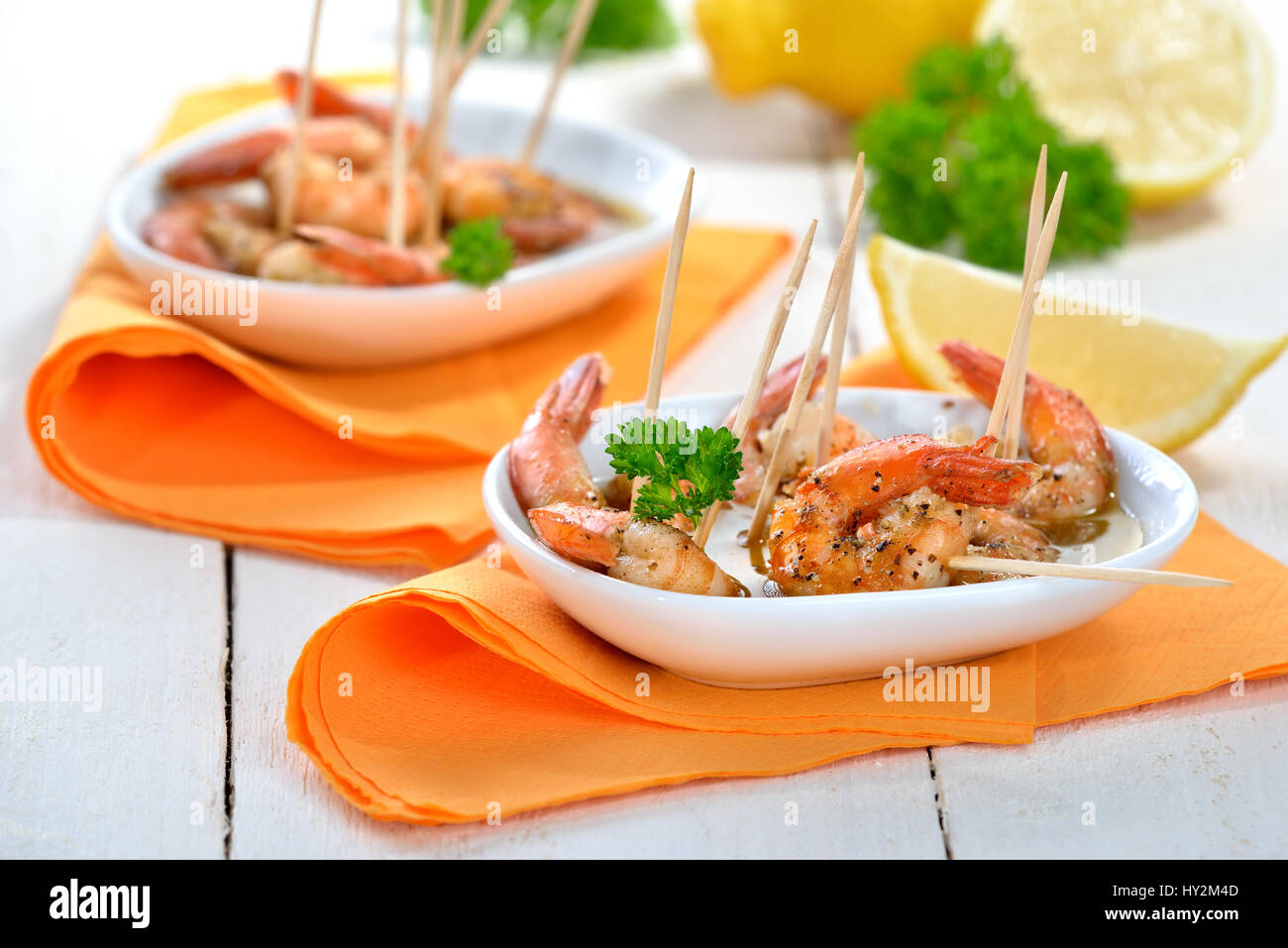 Las tapas españolas - picante de langostinos fritos con aceite de oliva, Jerez y ajo. Foto de stock