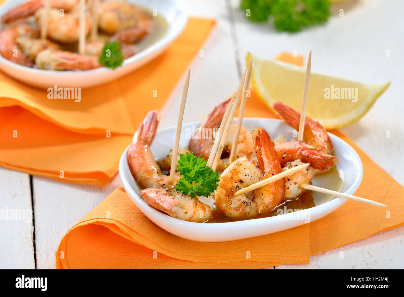 Las tapas españolas - picante de langostinos fritos con aceite de oliva, Jerez y ajo. Foto de stock