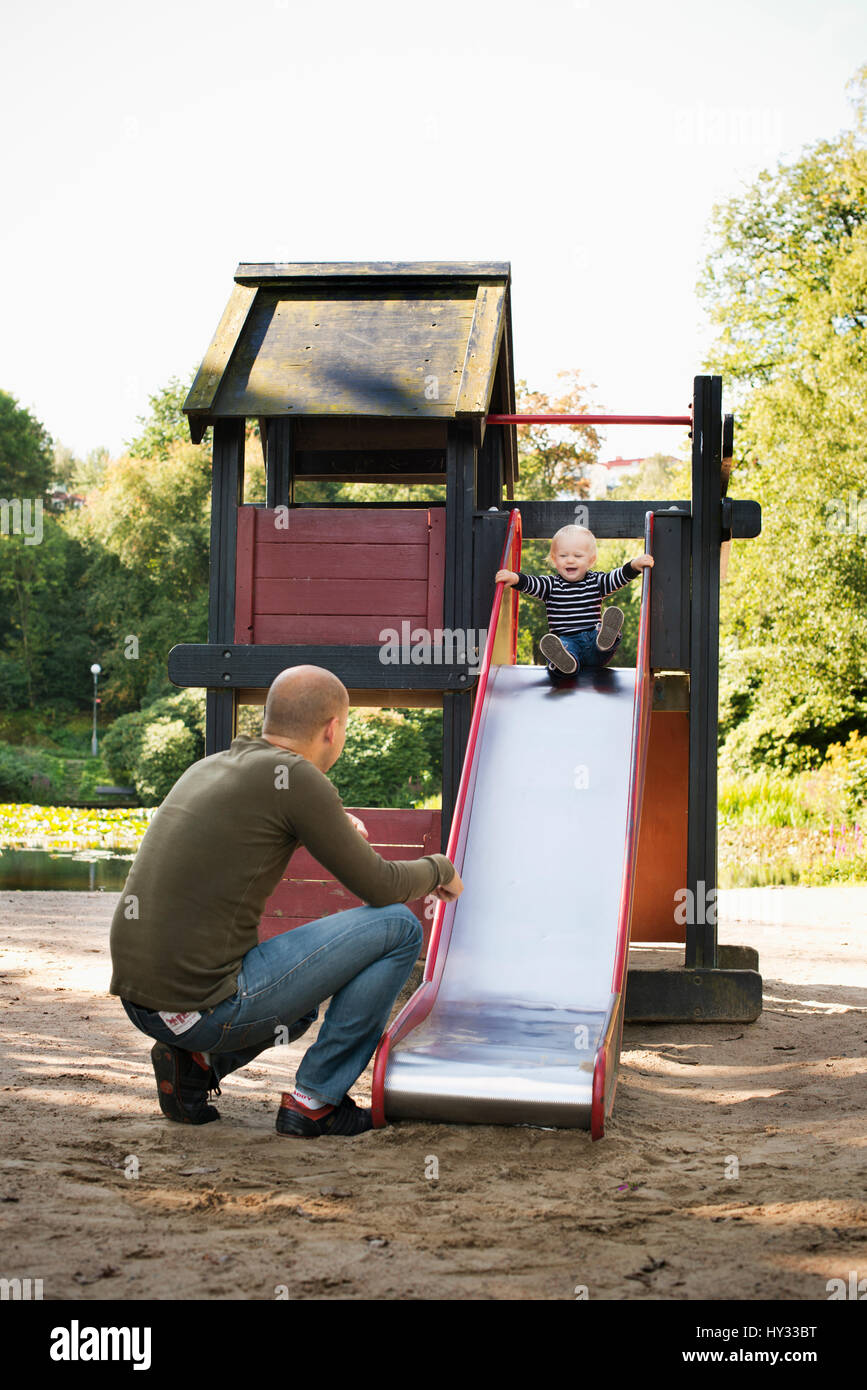 Suecia Vastra Gotaland, papá, jugando con mi hijo (12-17 meses) en playground Foto de stock