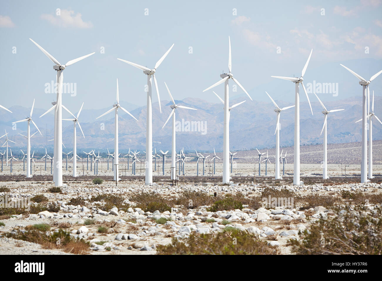 California, Estados Unidos, Palm Desert, turbinas de viento contra el paisaje de montaña Foto de stock