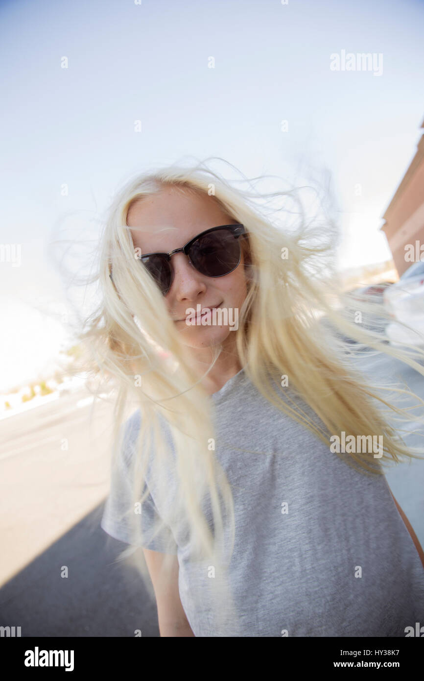 California, Estados Unidos, Retrato de chica rubia (12-13) con gafas de sol Foto de stock