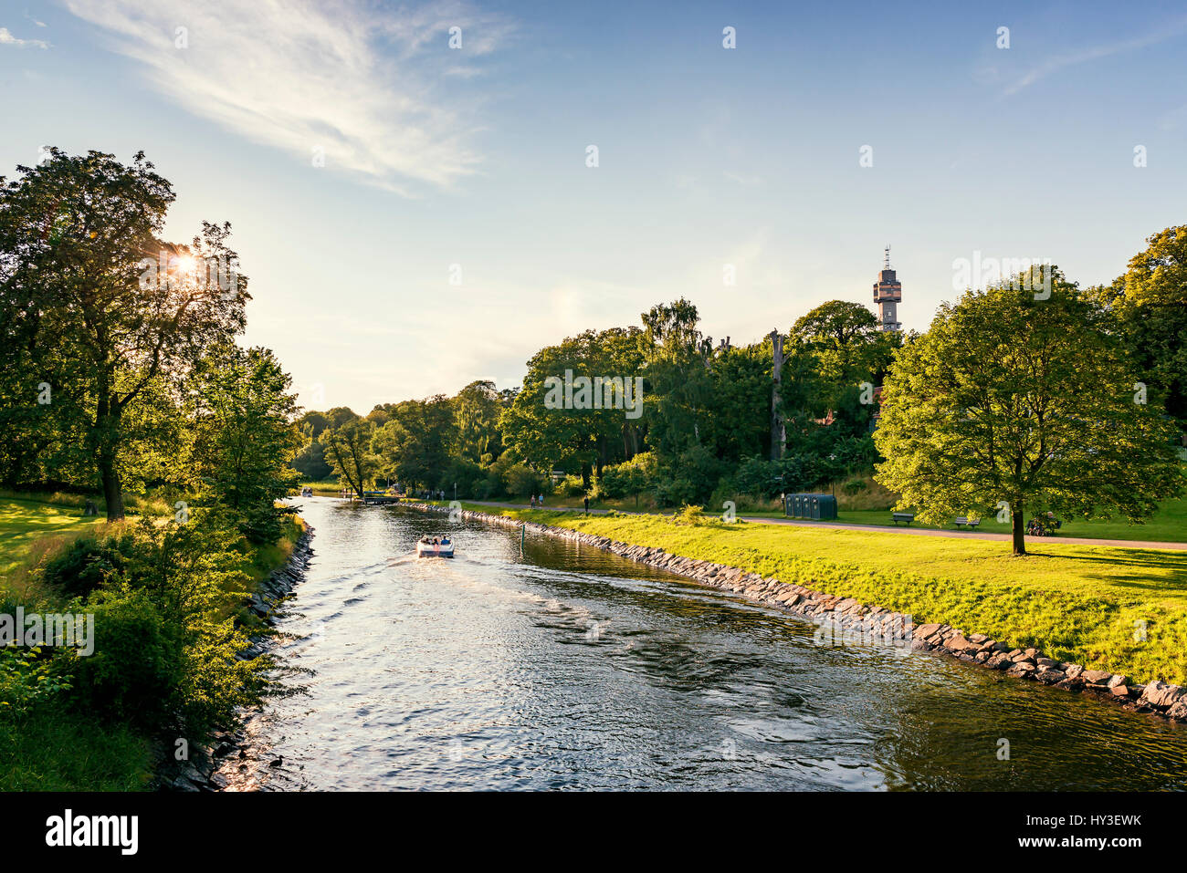 Uppland Suecia, Estocolmo, Djurgården, un barco en el canal en el parque Foto de stock