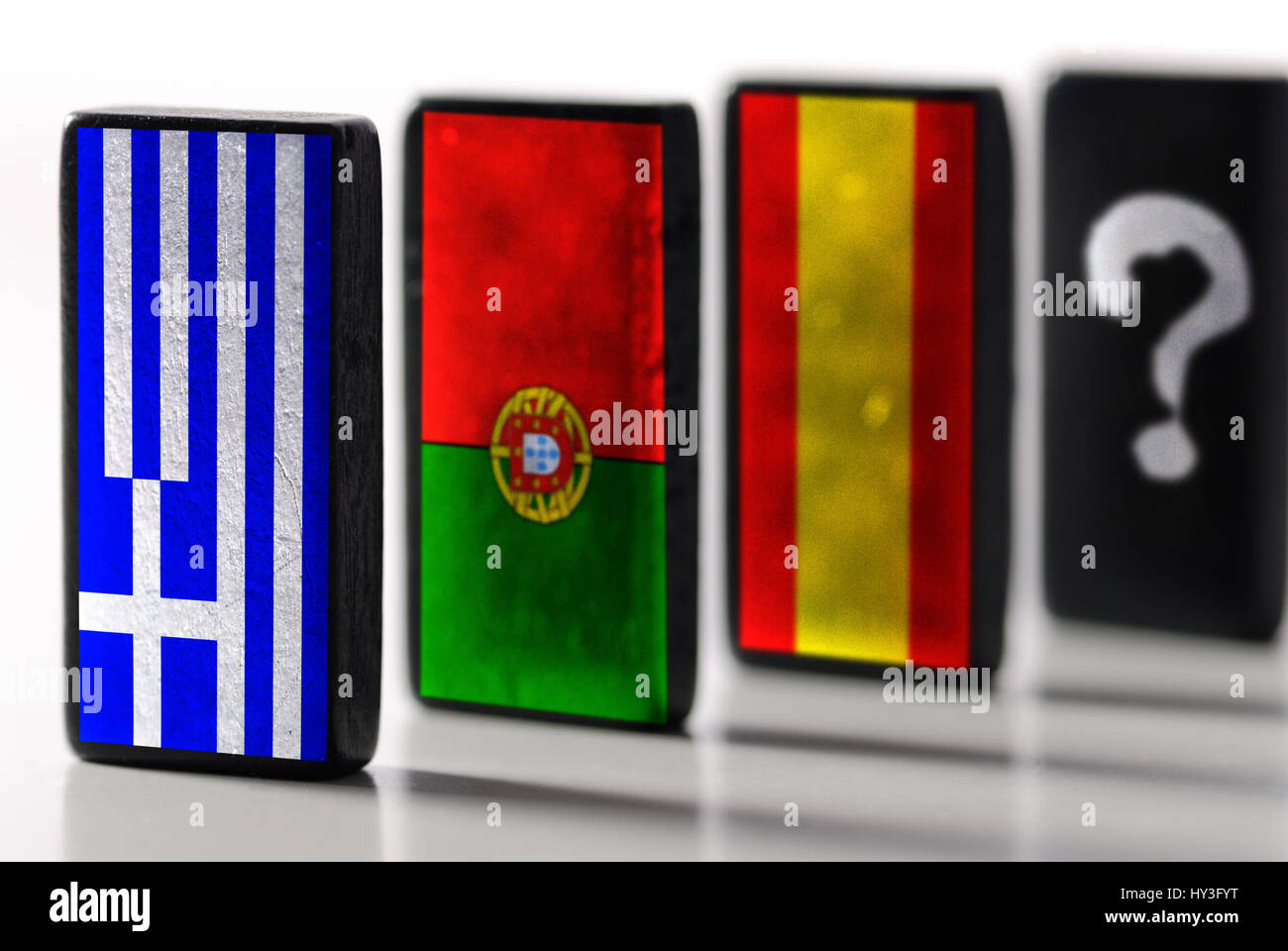 Dominos con las banderas de Grecia, Portugal y España, efecto dominó con la bancarrota del estado de los estados europeos, Dominosteine mit den Fahnen von Griechen Foto de stock