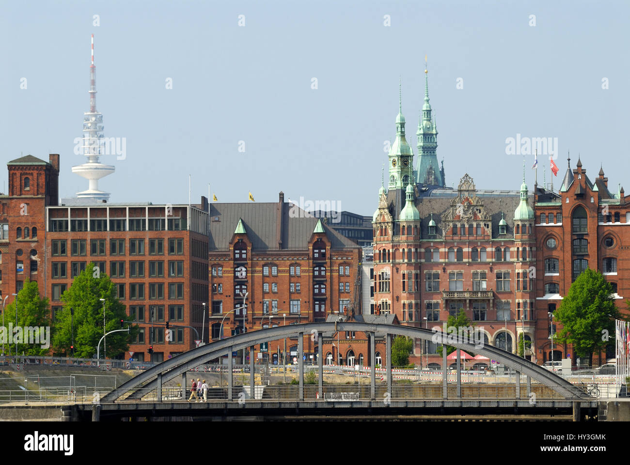 La memoria de la ciudad y el puente de Magdeburg, en Hamburgo, Alemania, Speicherstadt und Magdeburger Brücke en Hamburgo, Alemania Foto de stock