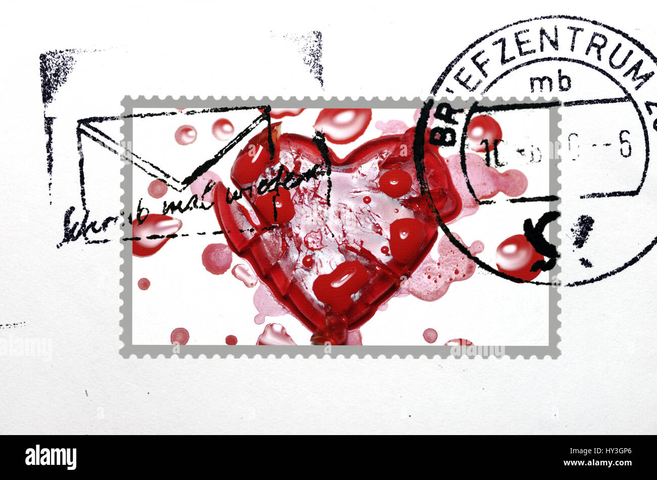 Carta con sello y corazón roto, Breve mit Briefmarke und gebrochenem Herzen Foto de stock
