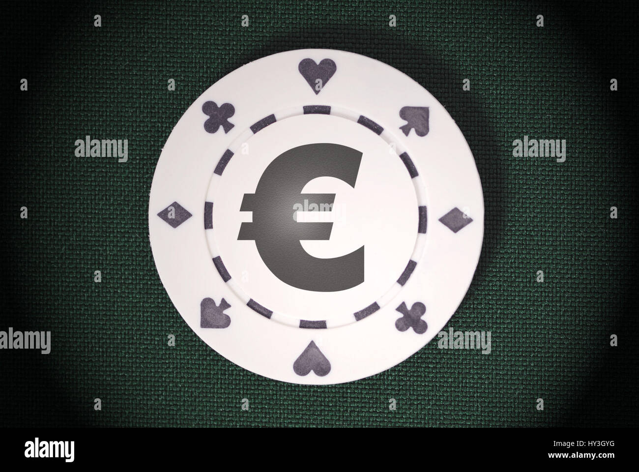 Poker chip con eurosign, reproducir la adicción, juego de azar, mit, Spielsucht Pokerchip Eurozeichen, Glücksspiel Foto de stock