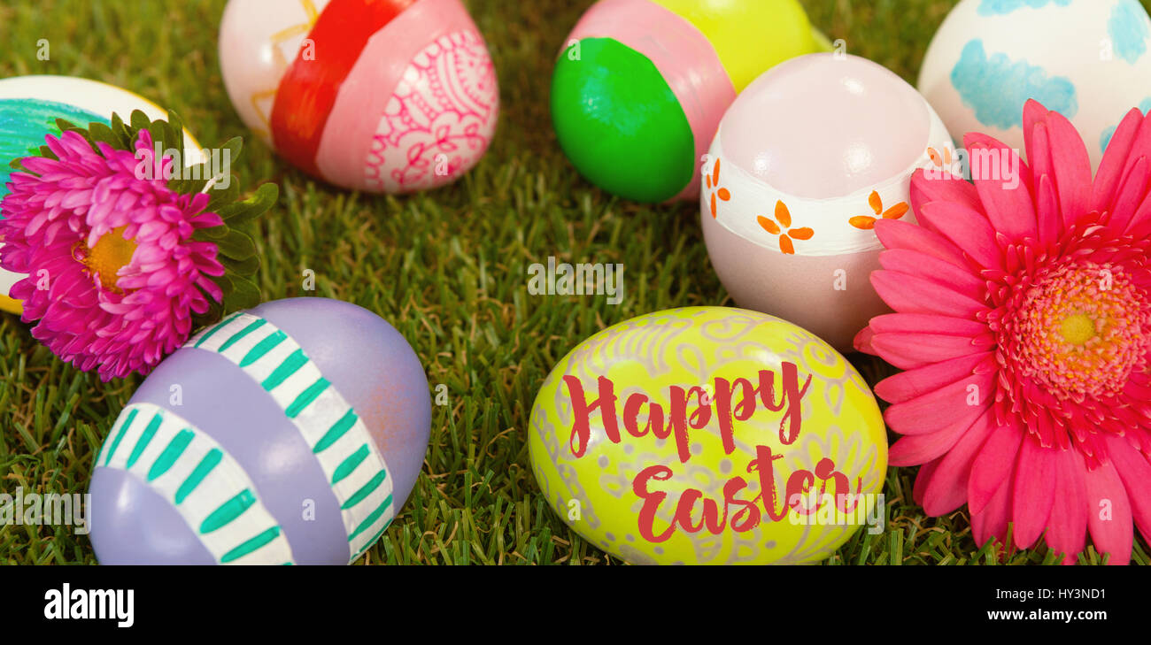 Felices Pascuas logo rojo sobre un fondo blanco contra los huevos de