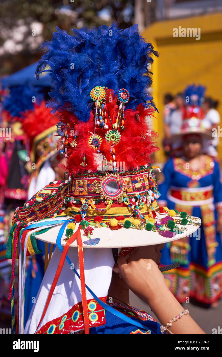 Detalle del sombrero adornado por un miembro de un grupo que realiza Tinku  como parte del Carnaval Andino con la fuerza del sol en Arica, Chile  Fotografía de stock - Alamy
