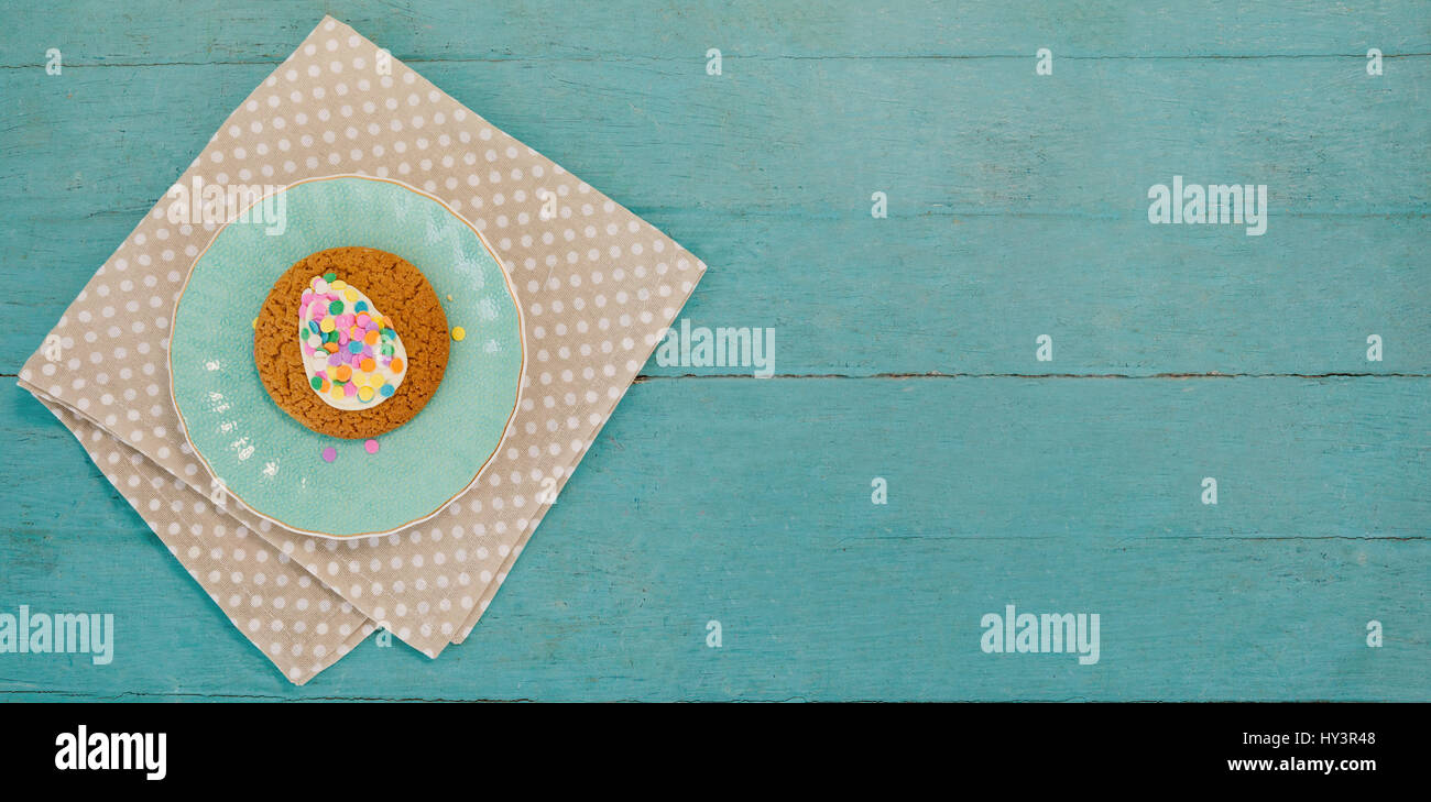 Cookie con diversas golosinas en la placa en una servilleta Foto de stock
