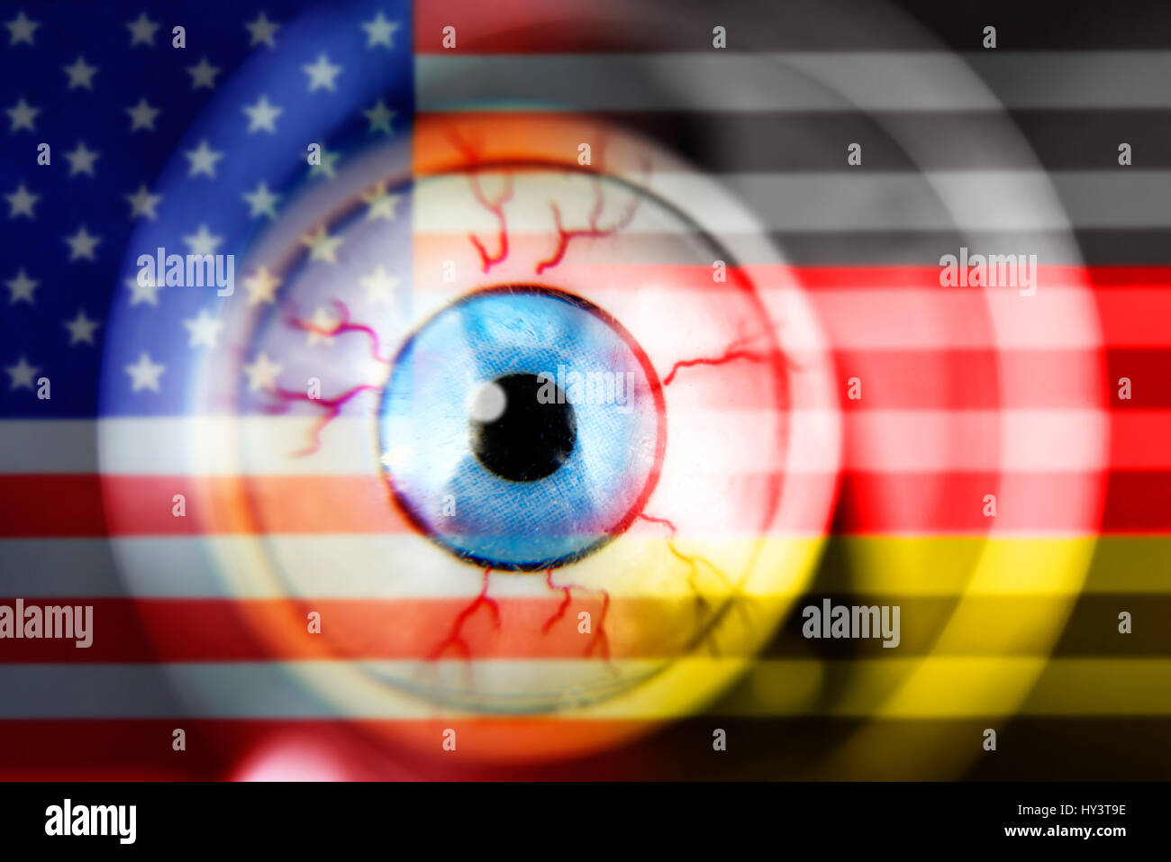 Ojo bajo la lupa con los colores nacionales de Alemania y EE.UU., el Servicio Federal de Inteligencia foto simbólico escándalo, Augé unter der L Foto de stock