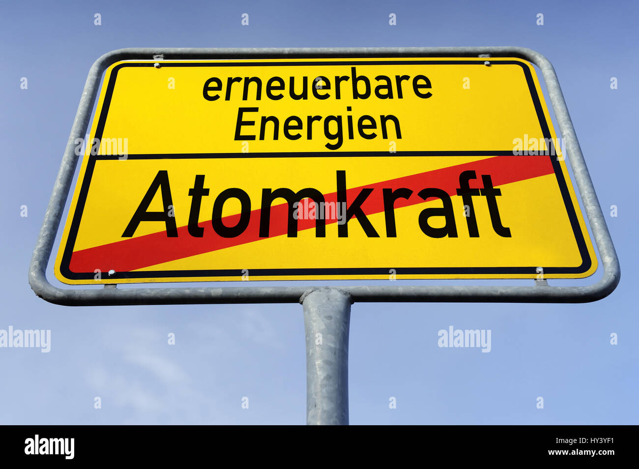 Signo local de energía renovable, el fin de la energía nuclear, Ortsschild erneuerbare Energien, Ende der Atomkraft Foto de stock