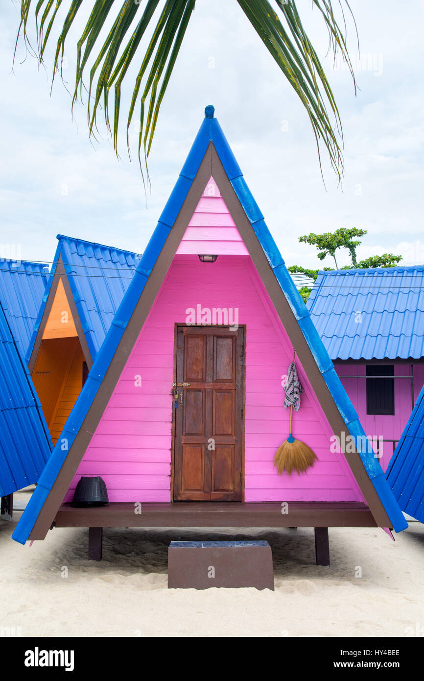 Púrpura bungalow de madera en una playa tropical Foto de stock