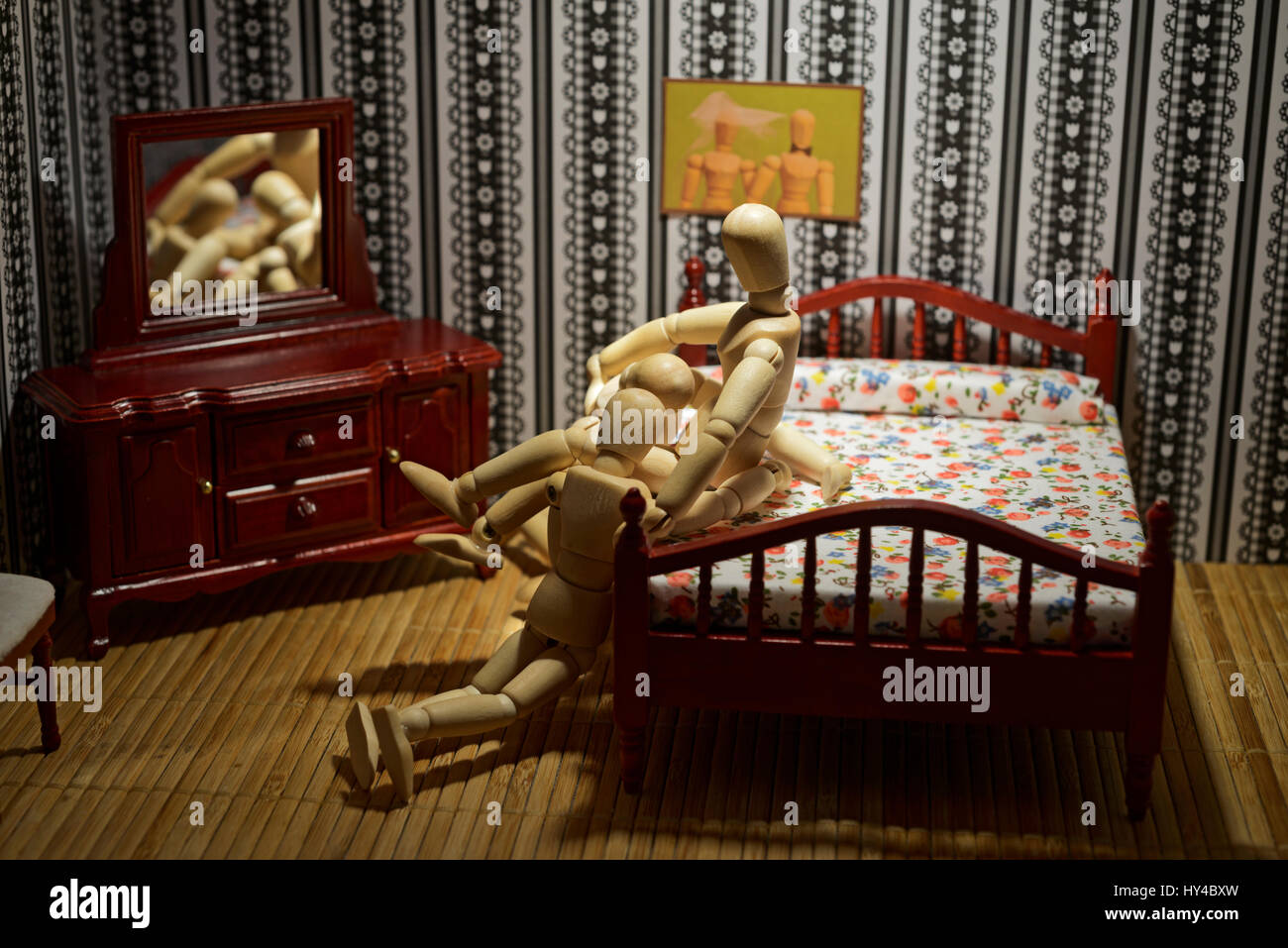 La vida de las figuras de madera - Trio sexo oral en la cama delante del  espejo Fotografía de stock - Alamy