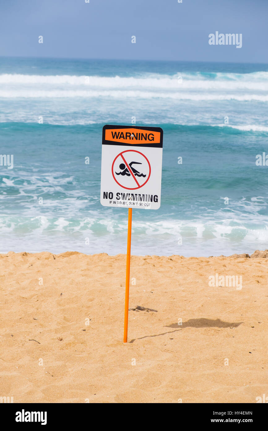 No podías nadar corriente Storng signo delante de un conocido spot de surf en la playa de Haleiwa en Oahu Hawai. Foto de stock