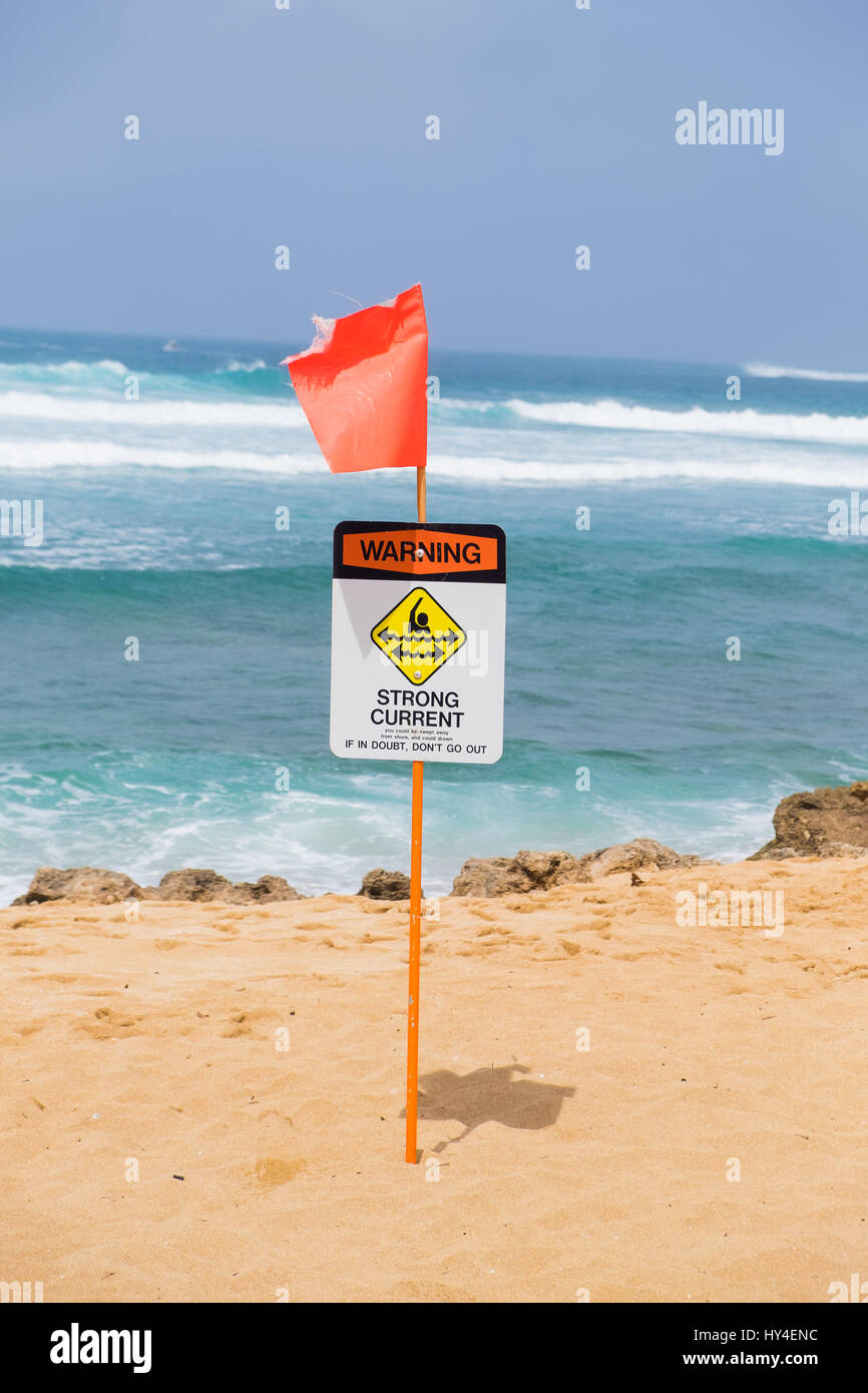 No podías nadar corriente Storng signo delante de un conocido spot de surf en la playa de Haleiwa en Oahu Hawai. Foto de stock