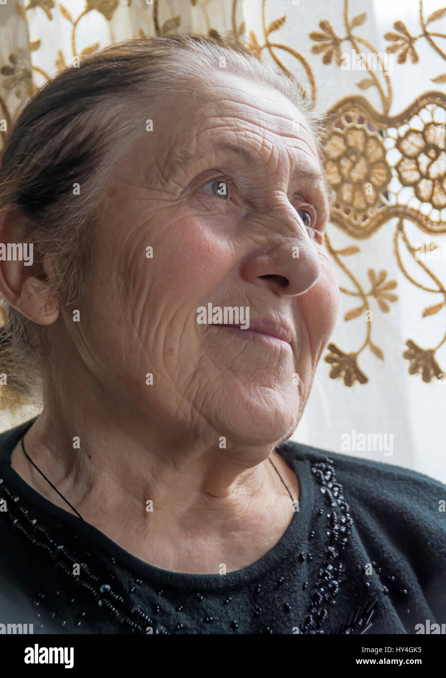 Retrato de anciana mujer georgiana en montañas del Cáucaso pueblo de Ushguli, mayor aldea ocupada en Europa. Foto de stock
