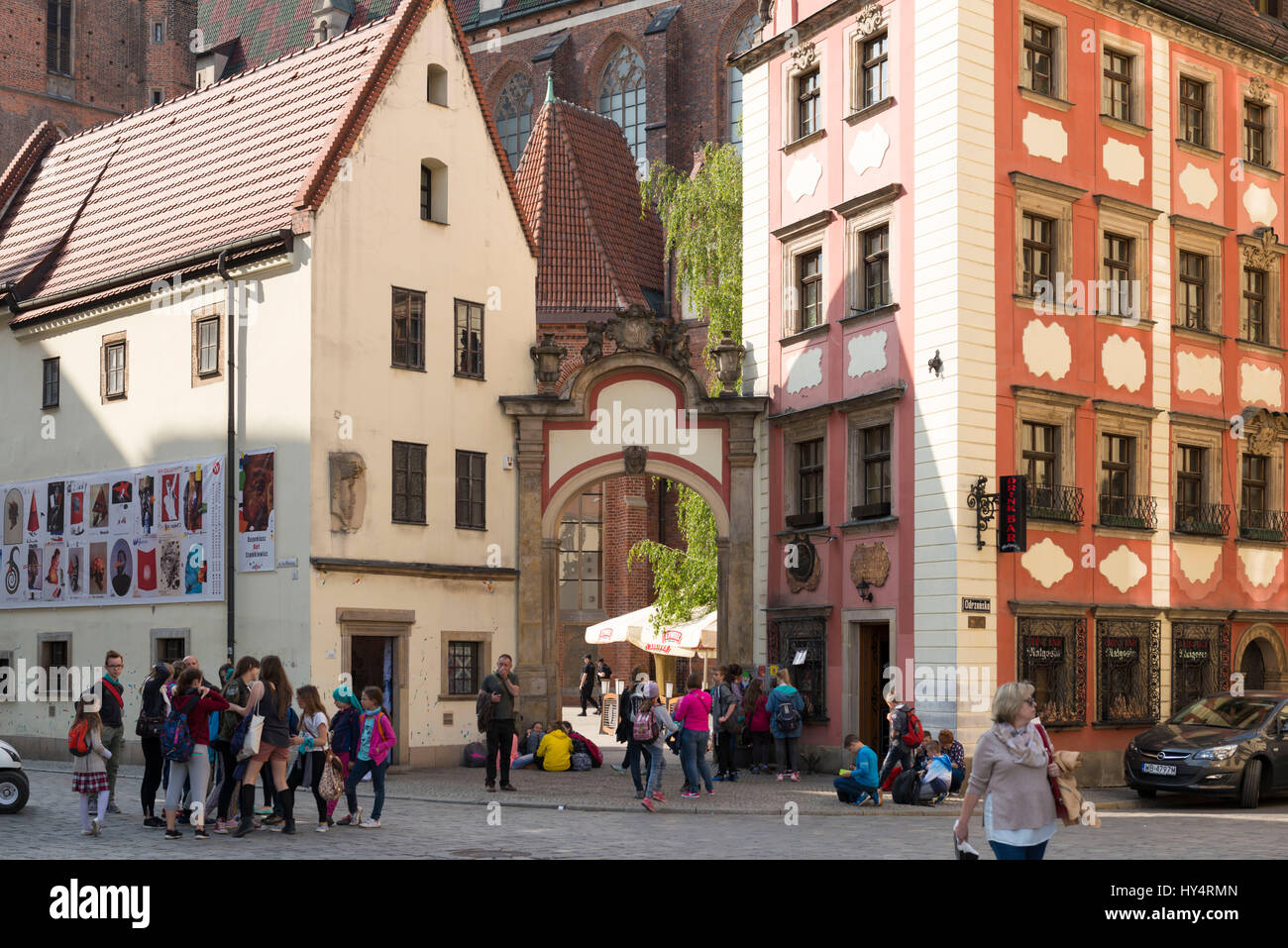 Polonia, Wroclaw, Rynek, dos minúsculos AltaristenhÃ¤user "Hansel y Gretel", arco de entrada, los turistas Foto de stock