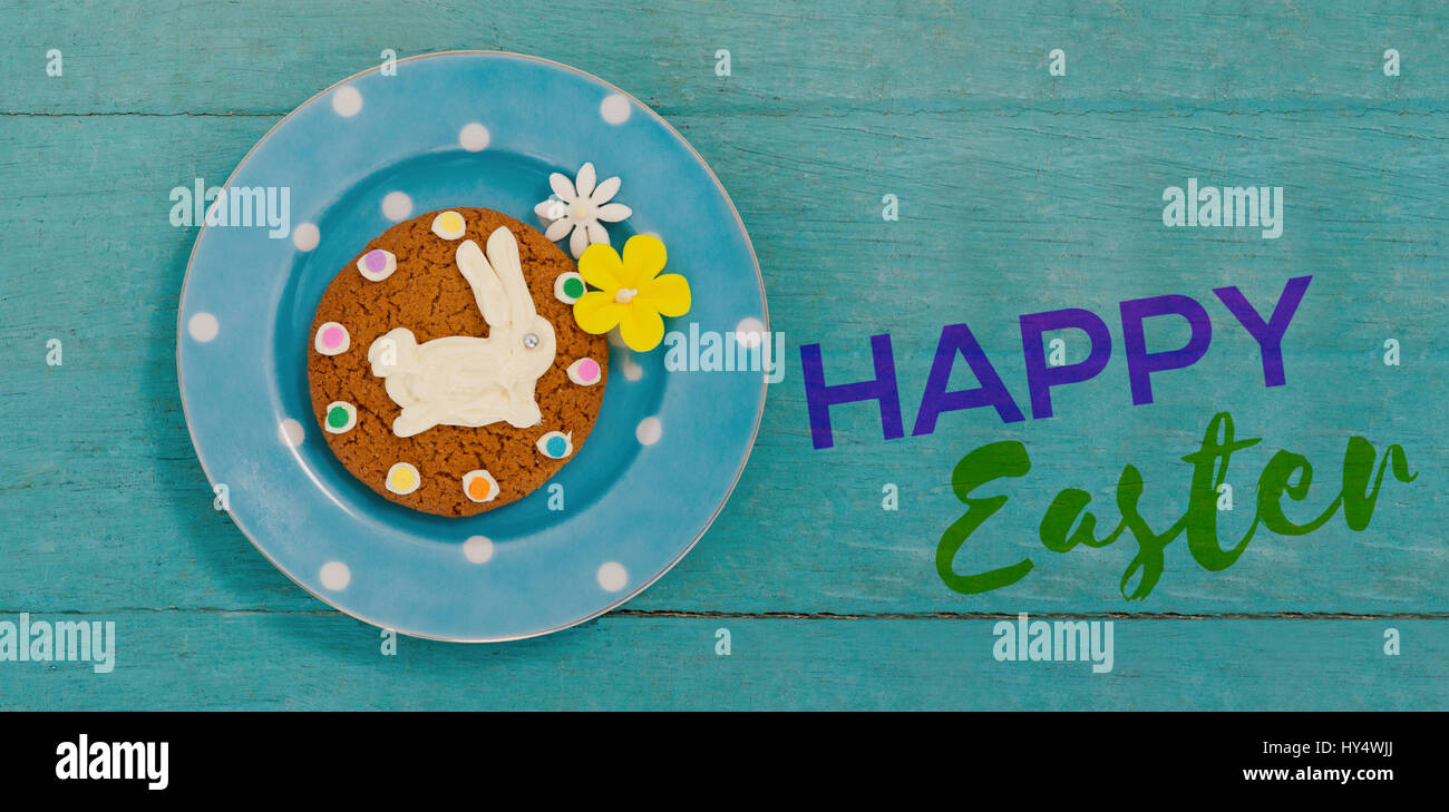 Saludo de Pascua contra la cookie con diversas golosinas en placa Foto de stock