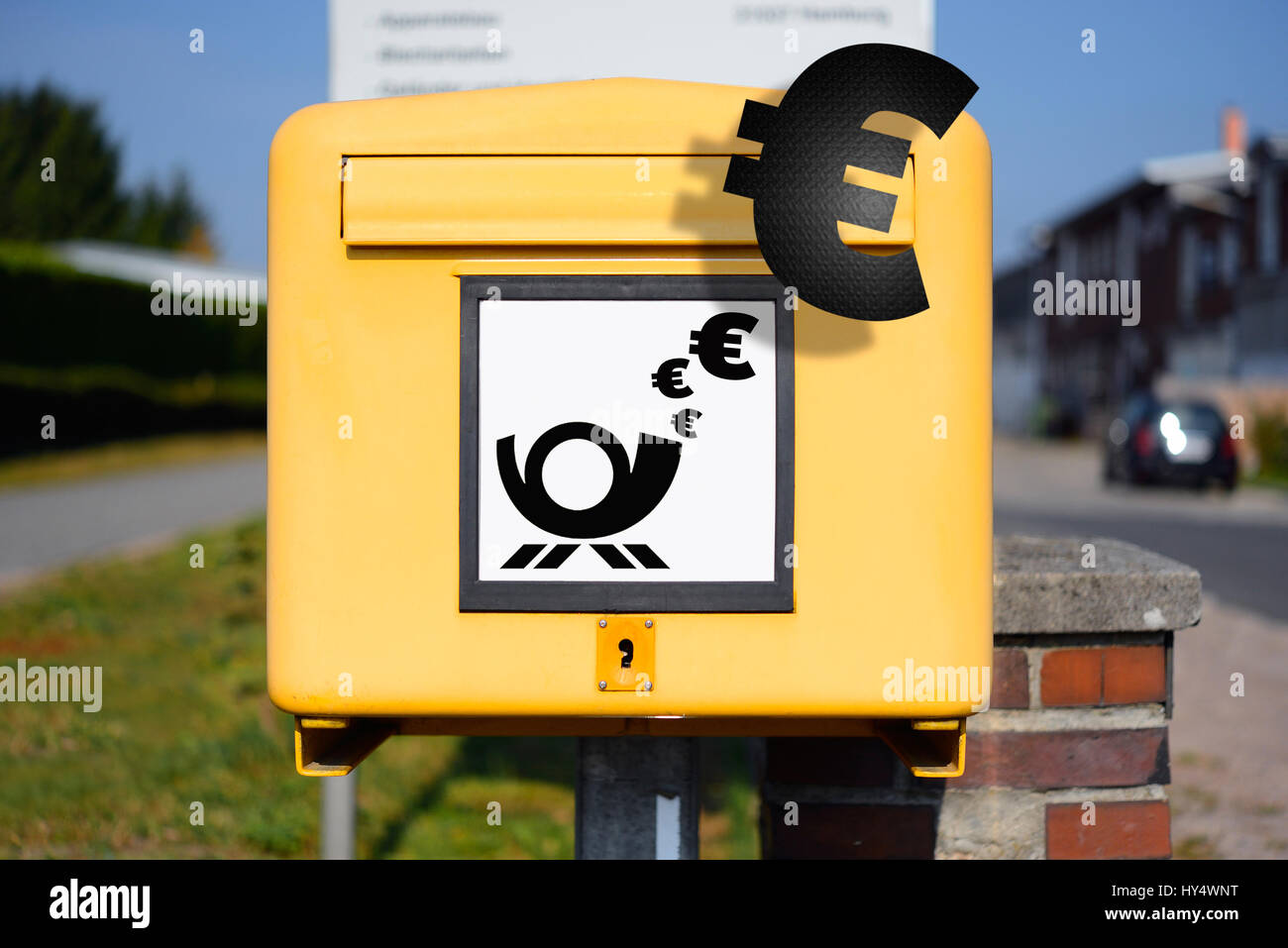 Buzón con foto Portoerhoehung eurosign, simbólico, mit, Symbolfoto Briefkasten Eurozeichen Portoerhoehung Foto de stock