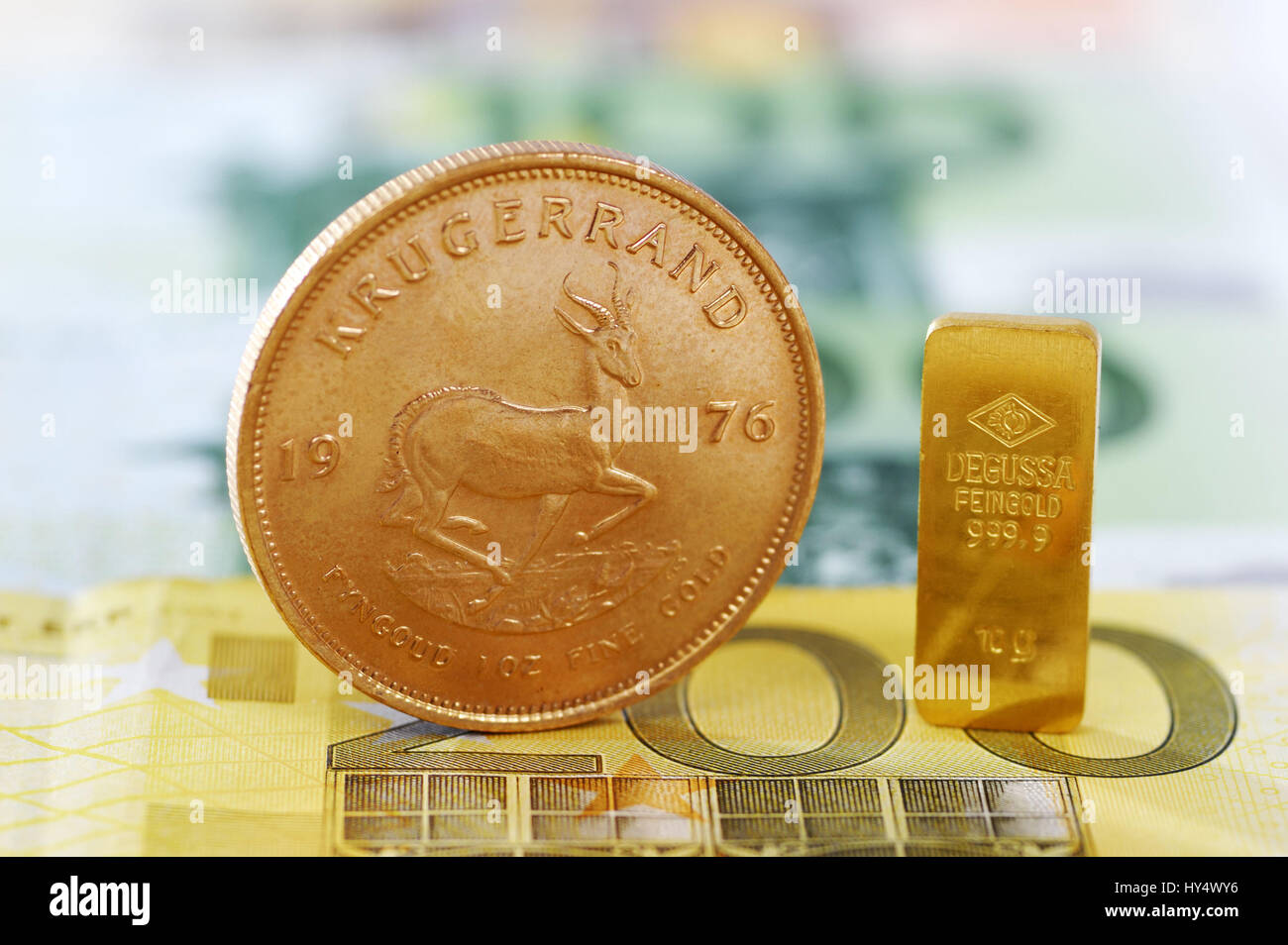Jarra coin edge y barra de oro en euro-notas, precio oro, Krugerrand-Muenze  und Goldbarren auf Euro-Scheinen, Goldpreis Fotografía de stock - Alamy