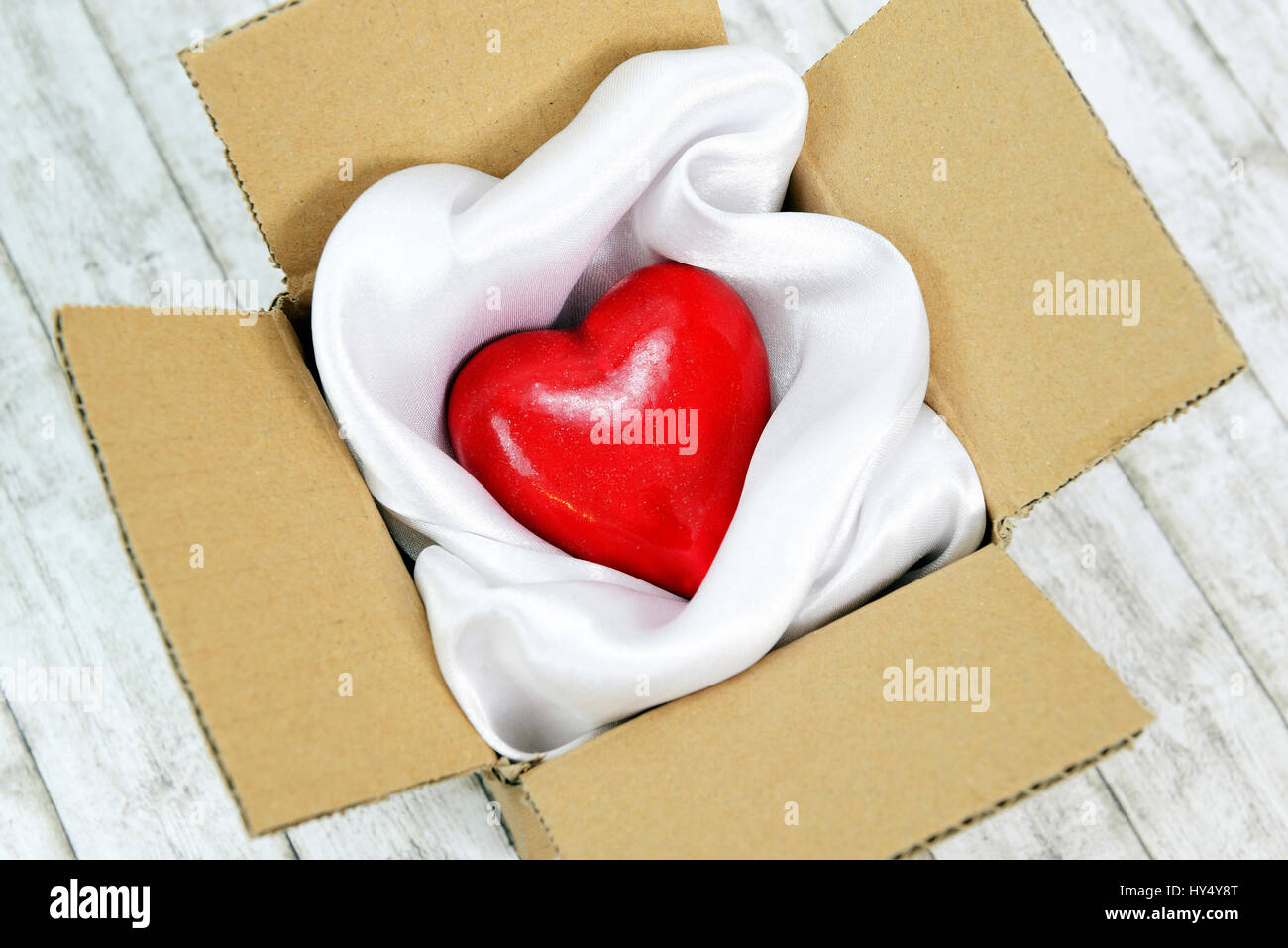 Corazón en un paquete, Valentinstag, Herz en einem Paket Foto de stock