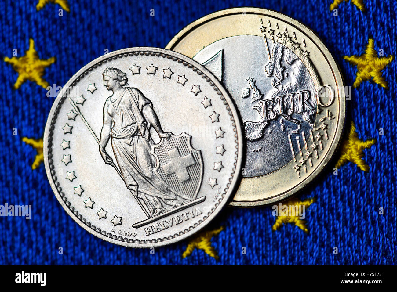 El franco suizo y el euro en la bandera de la UE, fin de la franco-menos  rumbo al euro, Schweizer Franken und Euro auf UE-Fahne, Beendigung des  Franken-Mindest Fotografía de stock -